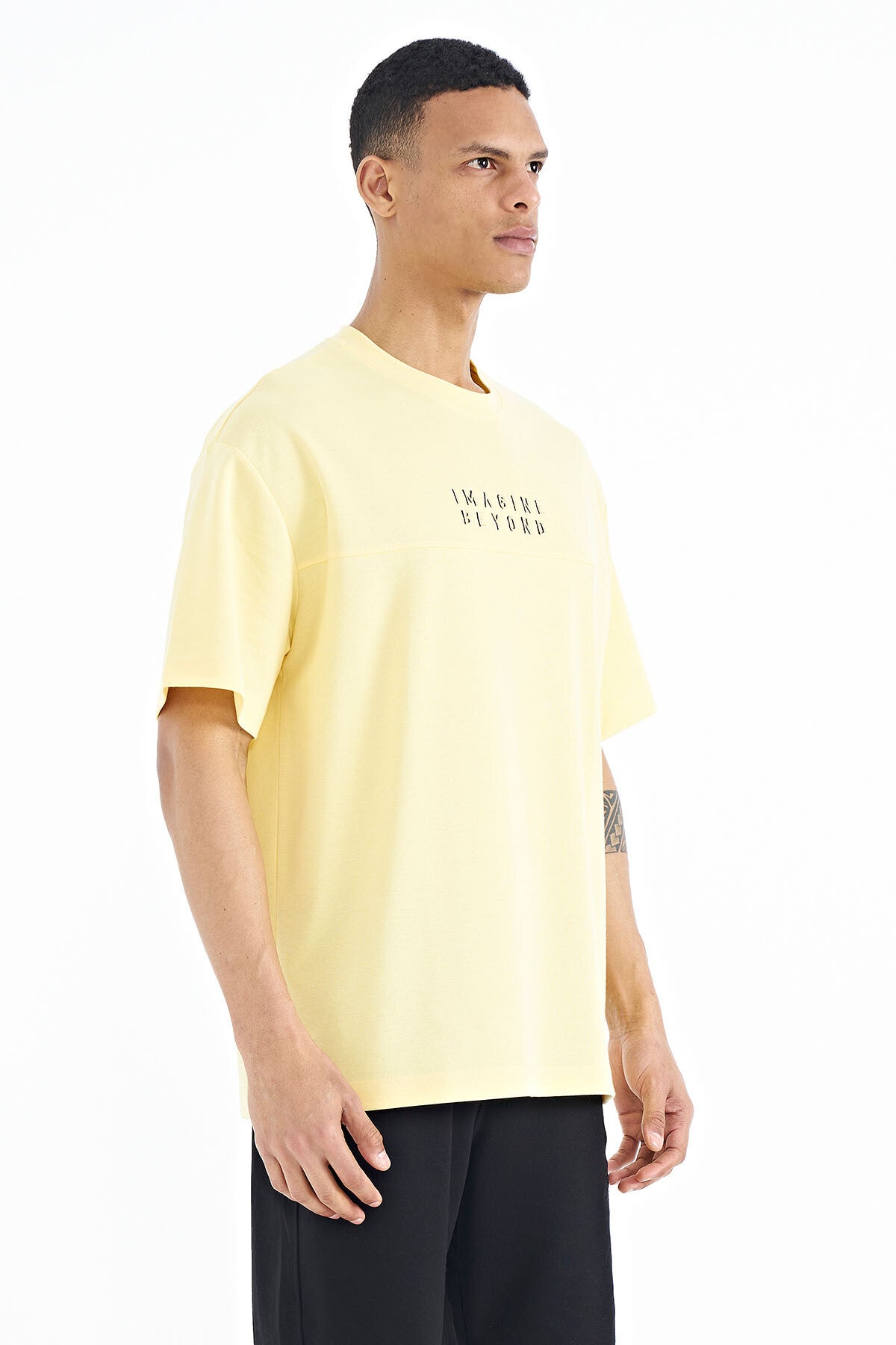 Yellow Letter Embroidered Oversize O Collar Men's T-Shirt - 88178