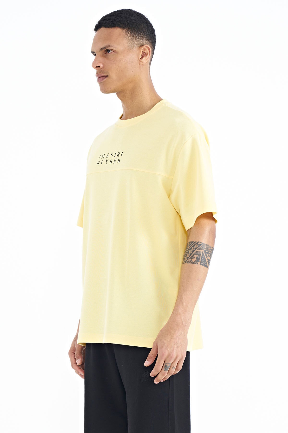 Yellow Letter Embroidered Oversize O Collar Men's T-Shirt - 88178