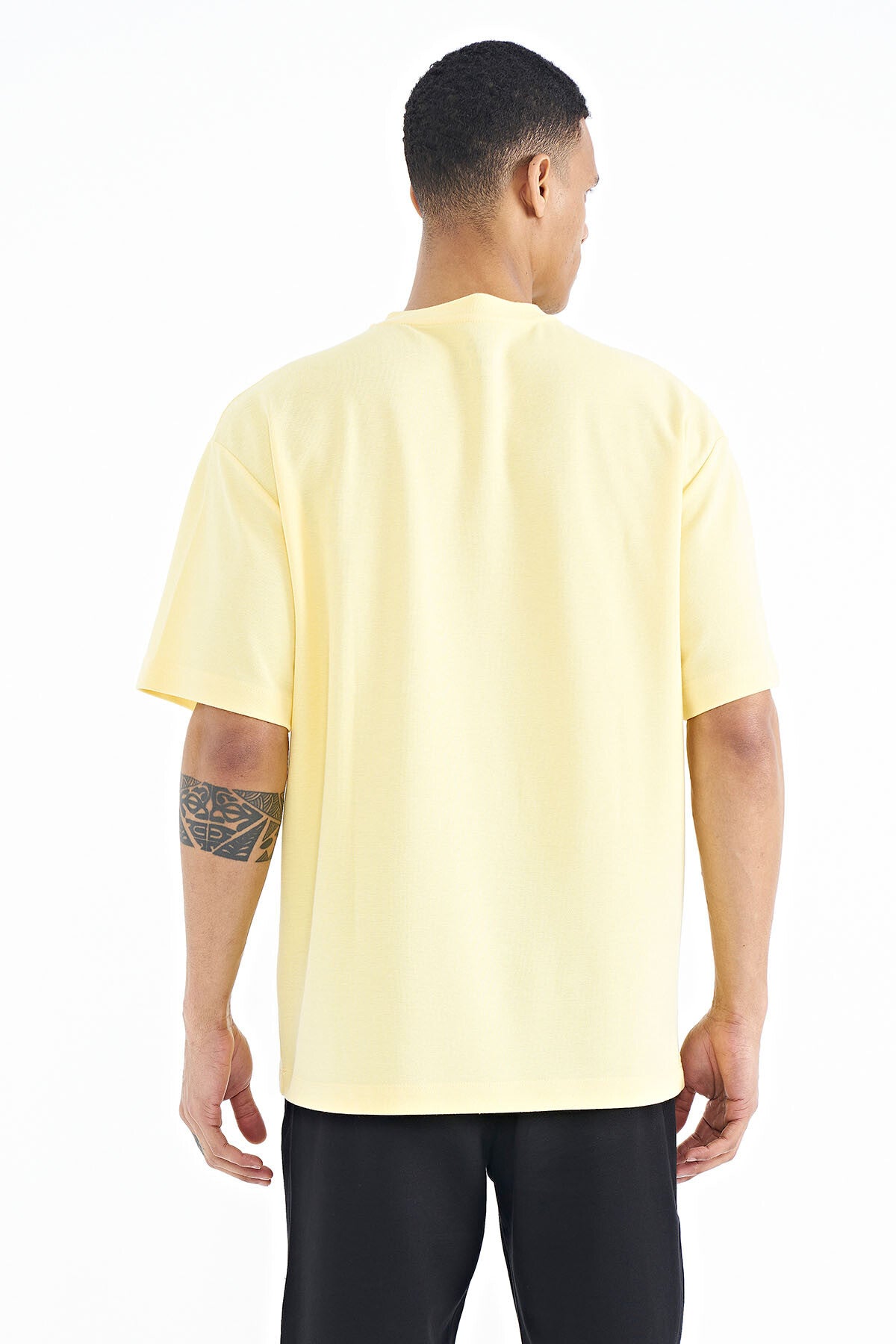 Yellow Letter Embroidered Oversize O Collar Men's T-Shirt - 88178