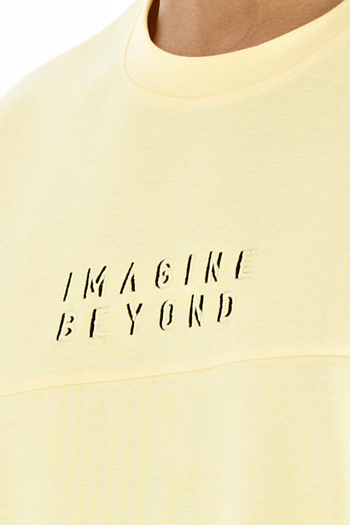 Yellow Letter Embroidered Oversize O Collar Men's T-Shirt - 88178