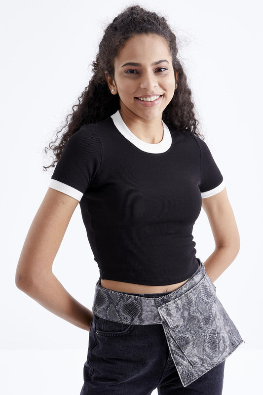 Black Basic Round Neck Detailed O Collar Women's Crop Top T-Shirt - 97200