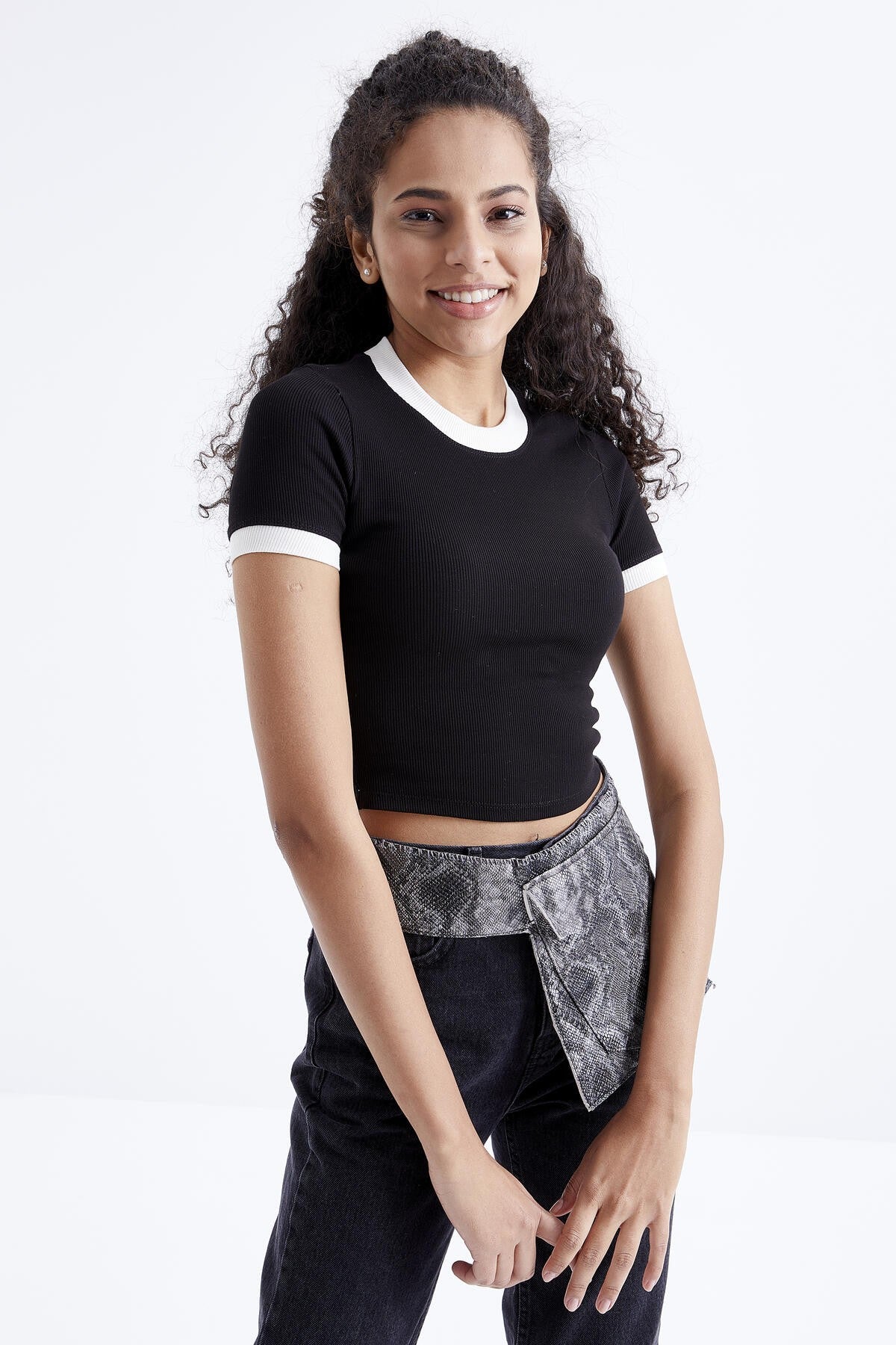 Black Basic Round Neck Detailed O Collar Women's Crop Top T-Shirt - 97200