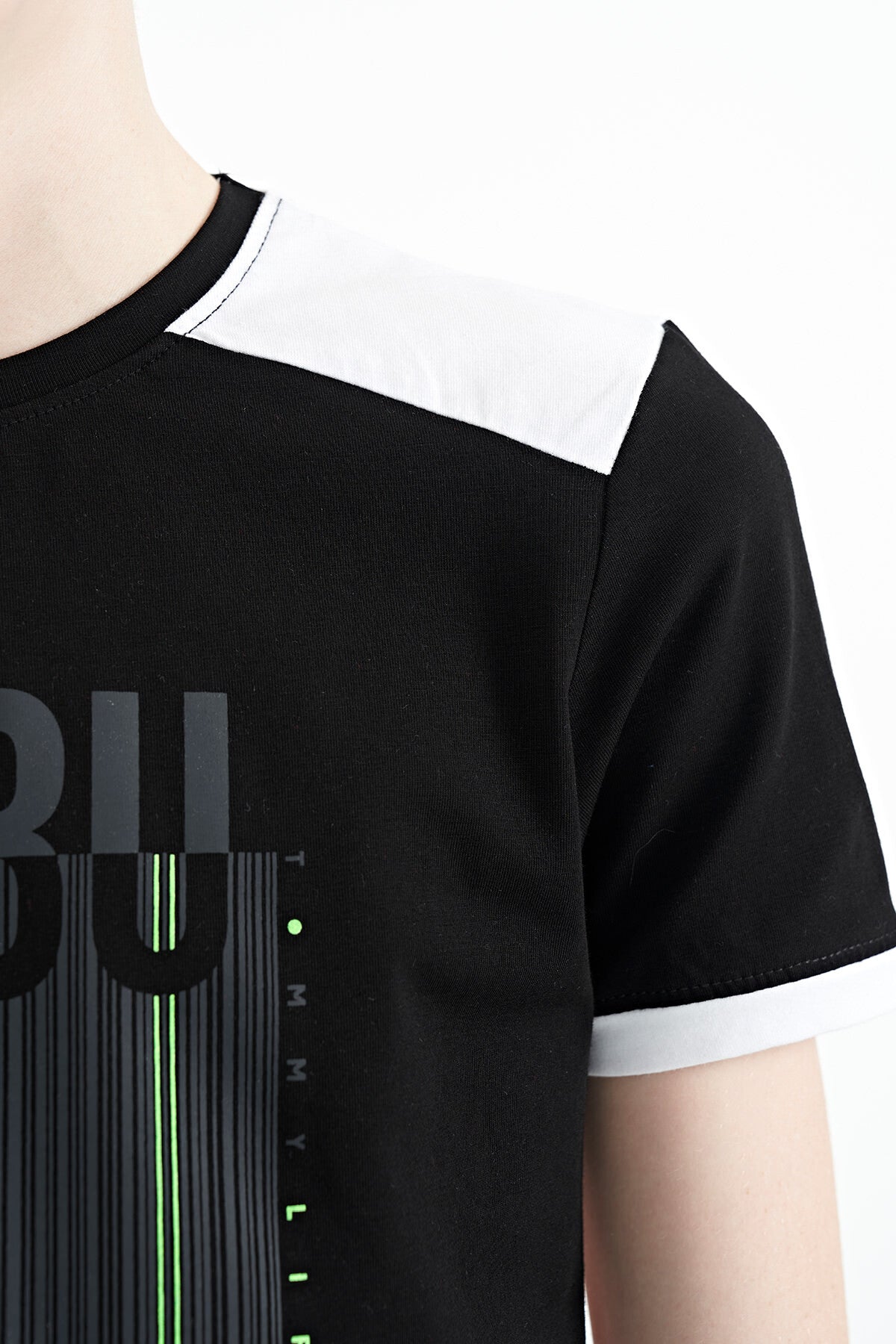 Black Print Detailed O Collar Standard Fit Boys T-Shirt - 11157