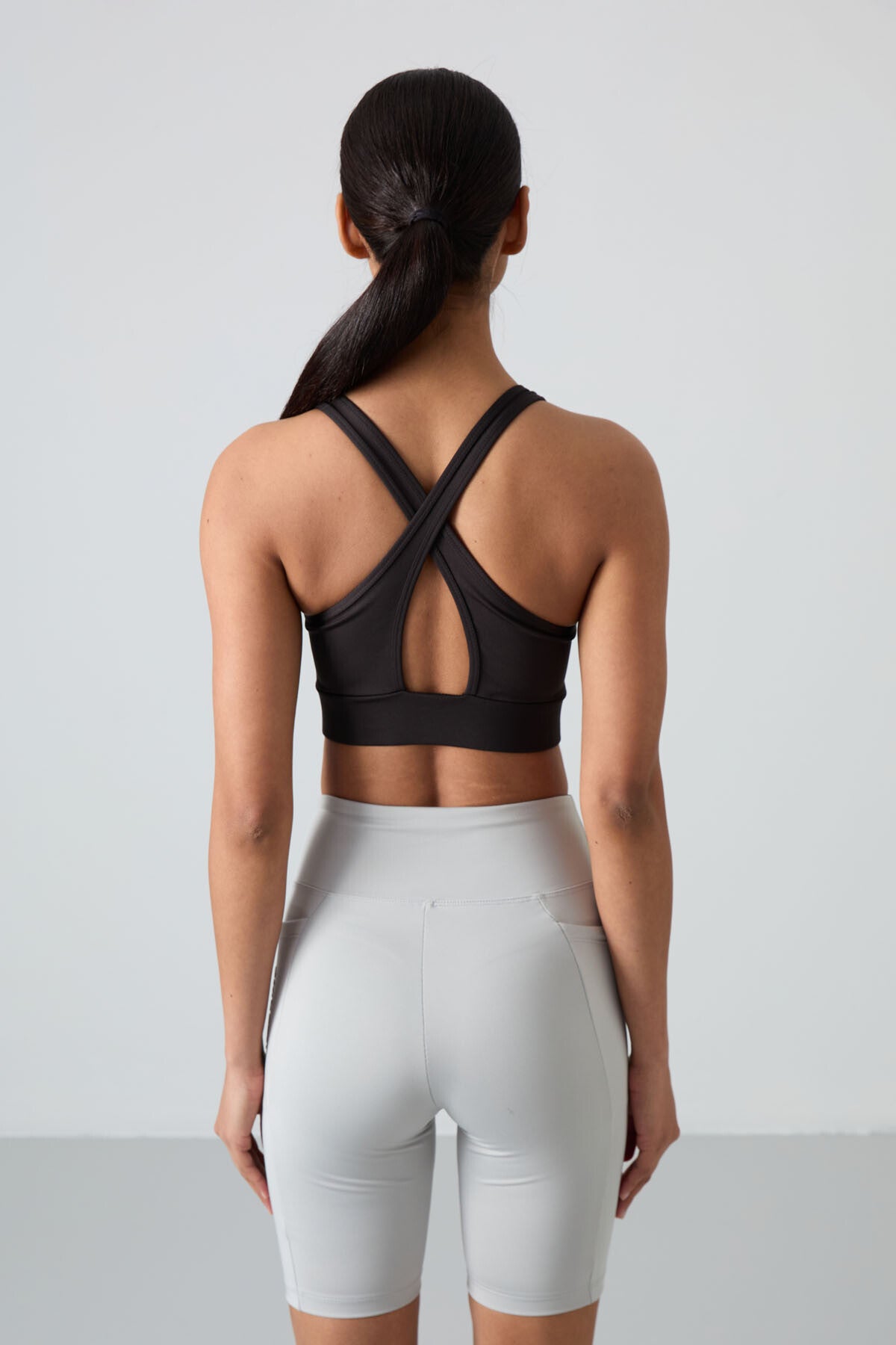 Black Cross Back Detailed Slim Fit U Collar Padded Women's Sports Bra - 97121