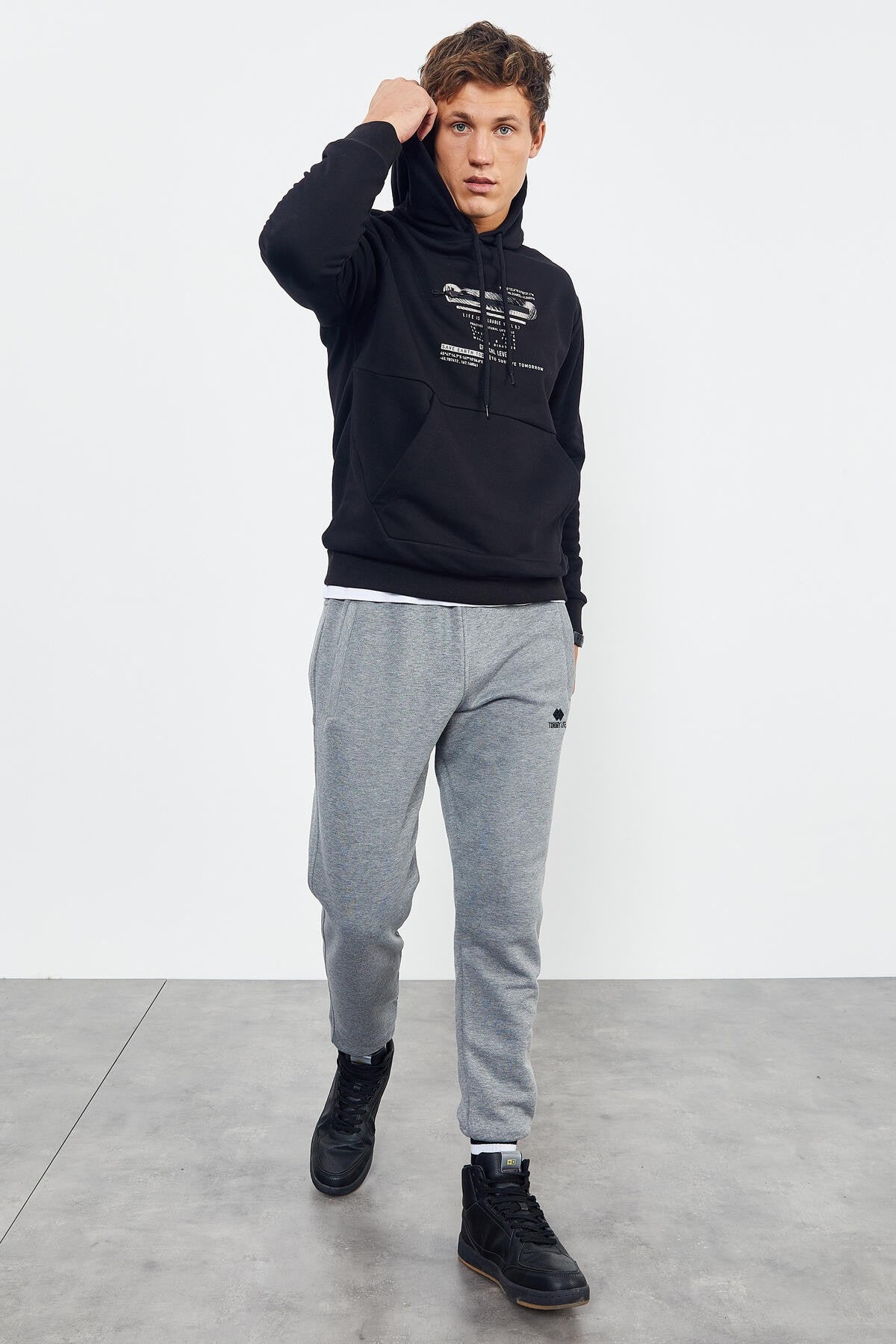 Black Printed Hooded Kangaroo Pocket Comfort Fit Men's Sweatshirt - 88019
