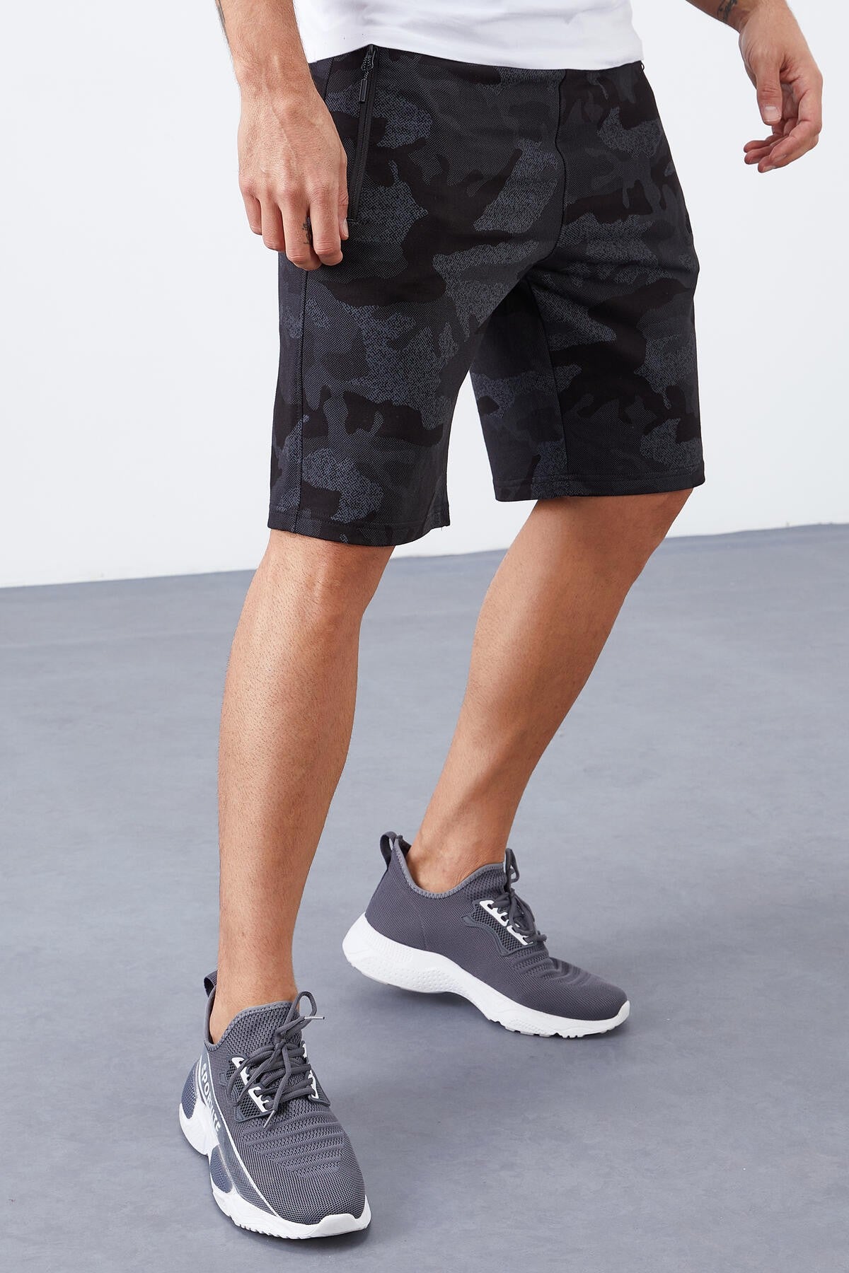 Black Camouflage Camouflage Pattern Standard Fit Men's Shorts - 81157