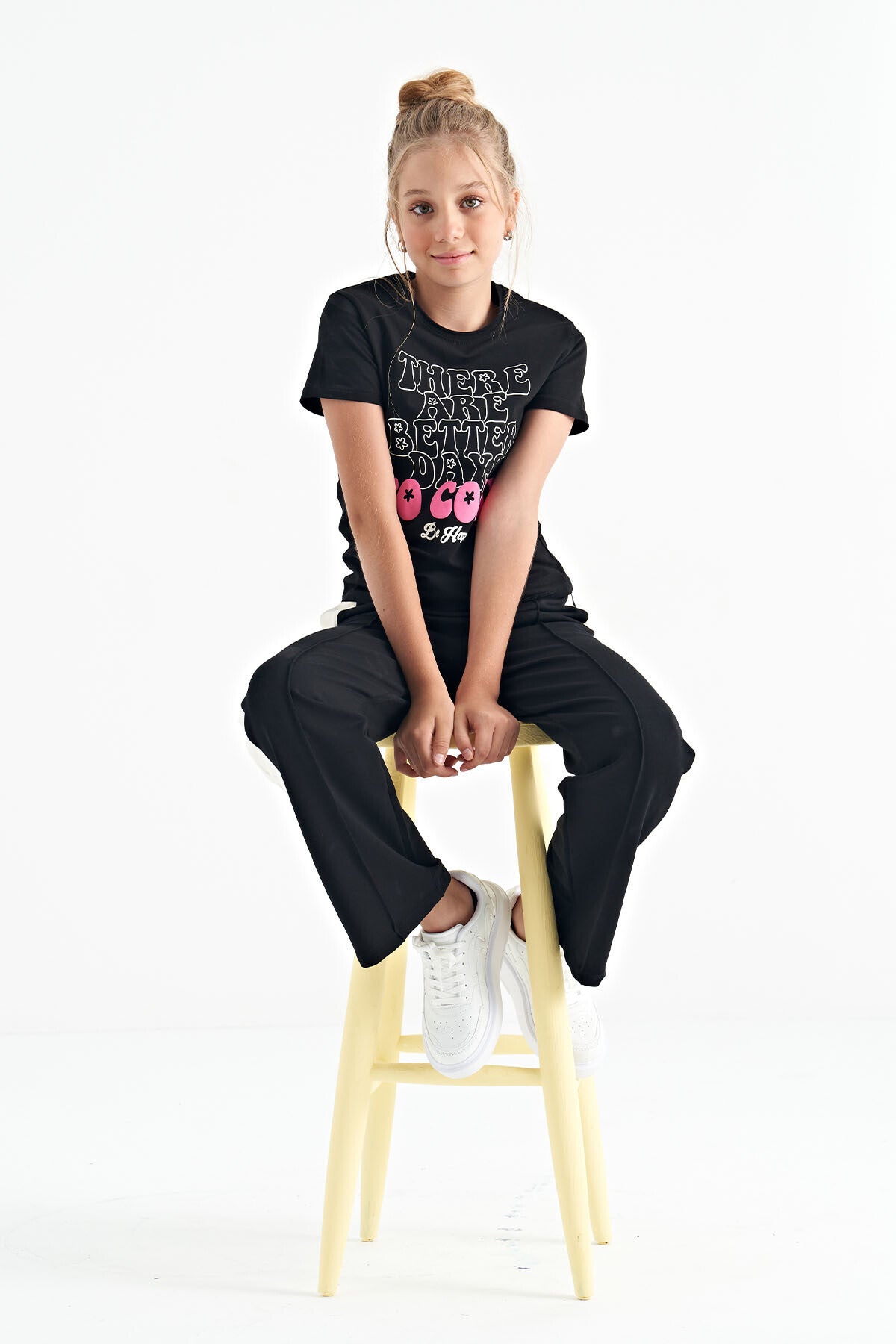 Black O Collar Print Comfort Fit Short Sleeve Cropped Girl's T-Shirt - 75118