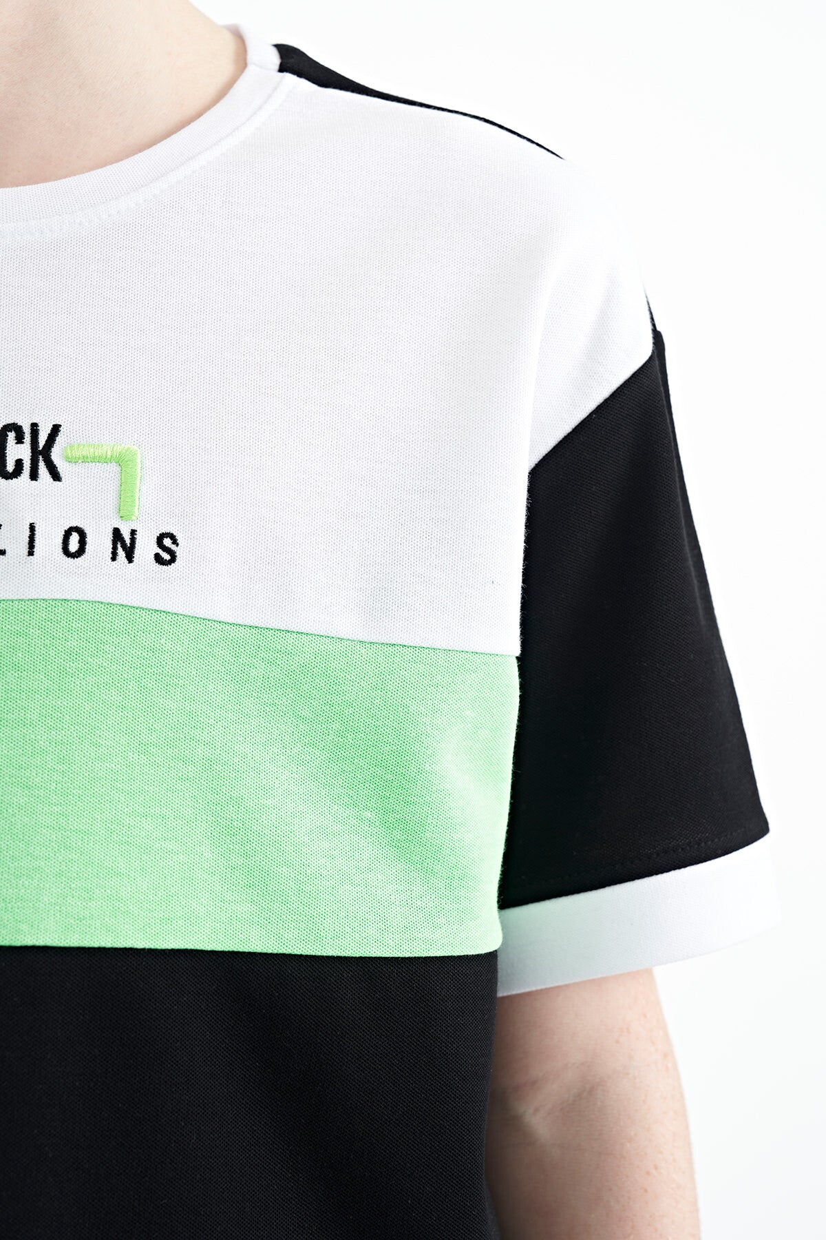 Black Color Gradient Embroidered Oversize Boys' T-Shirt - 11159