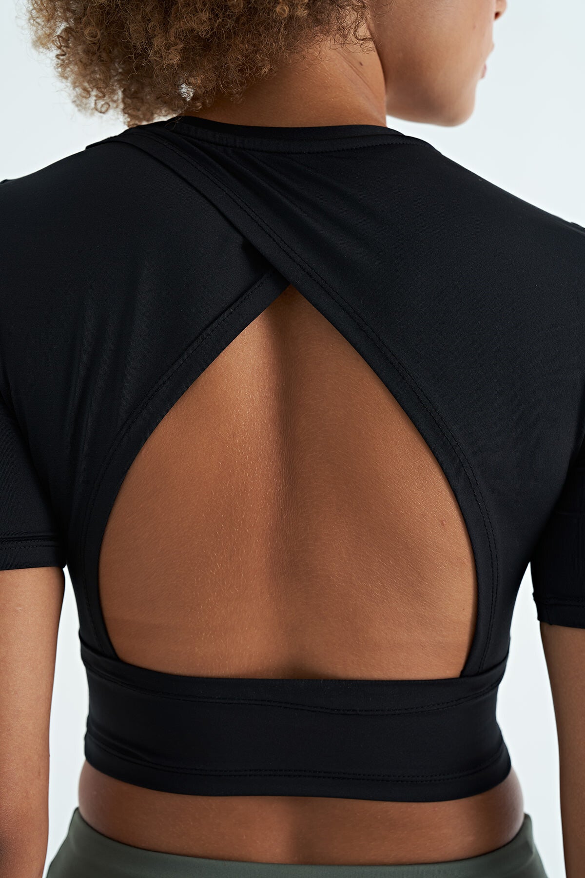 Black Backless Standard Fit O Collar Women's Crop T-Shirt - 97265