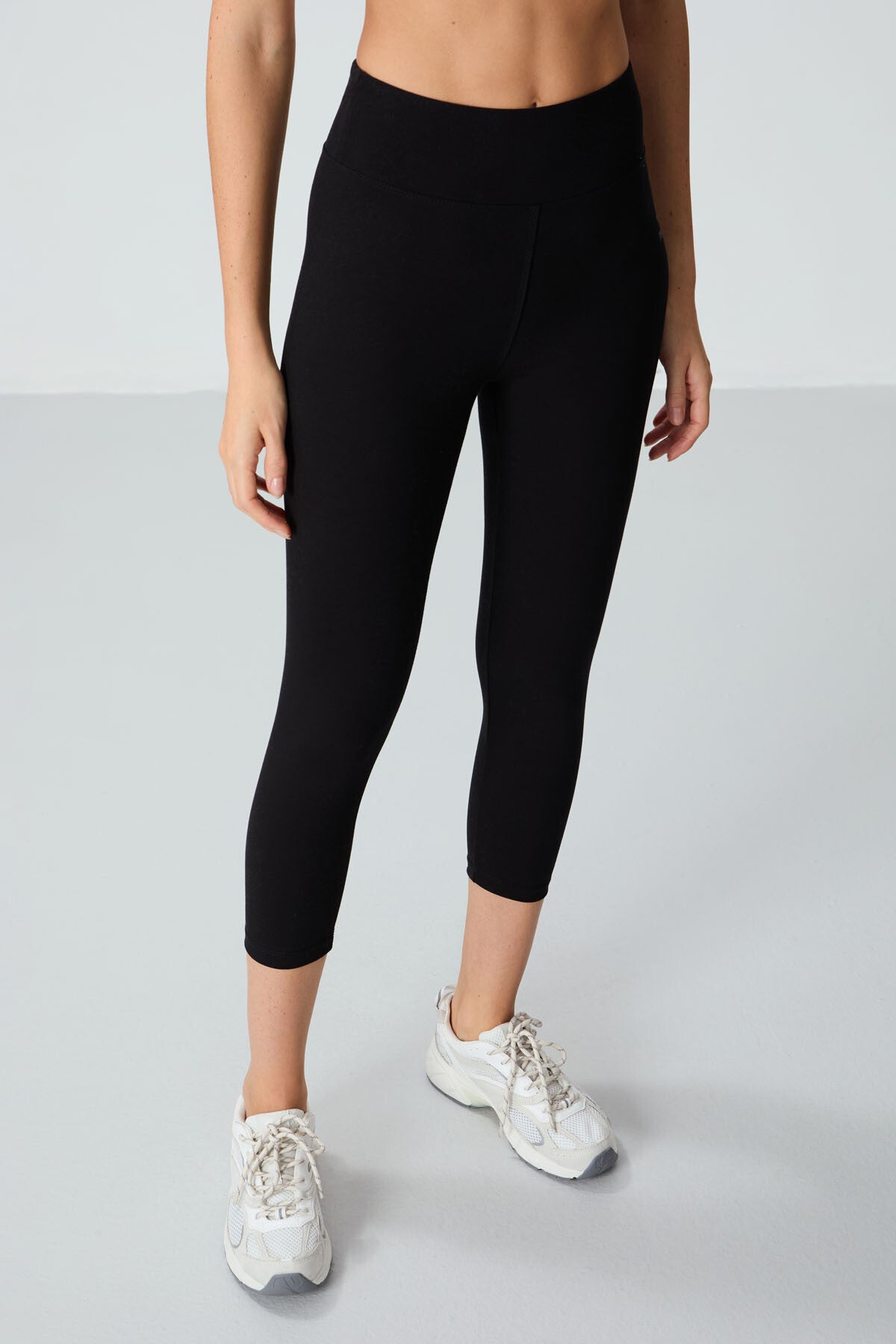 Black high waist slim fit narrow sleeve women capri tights - 93097