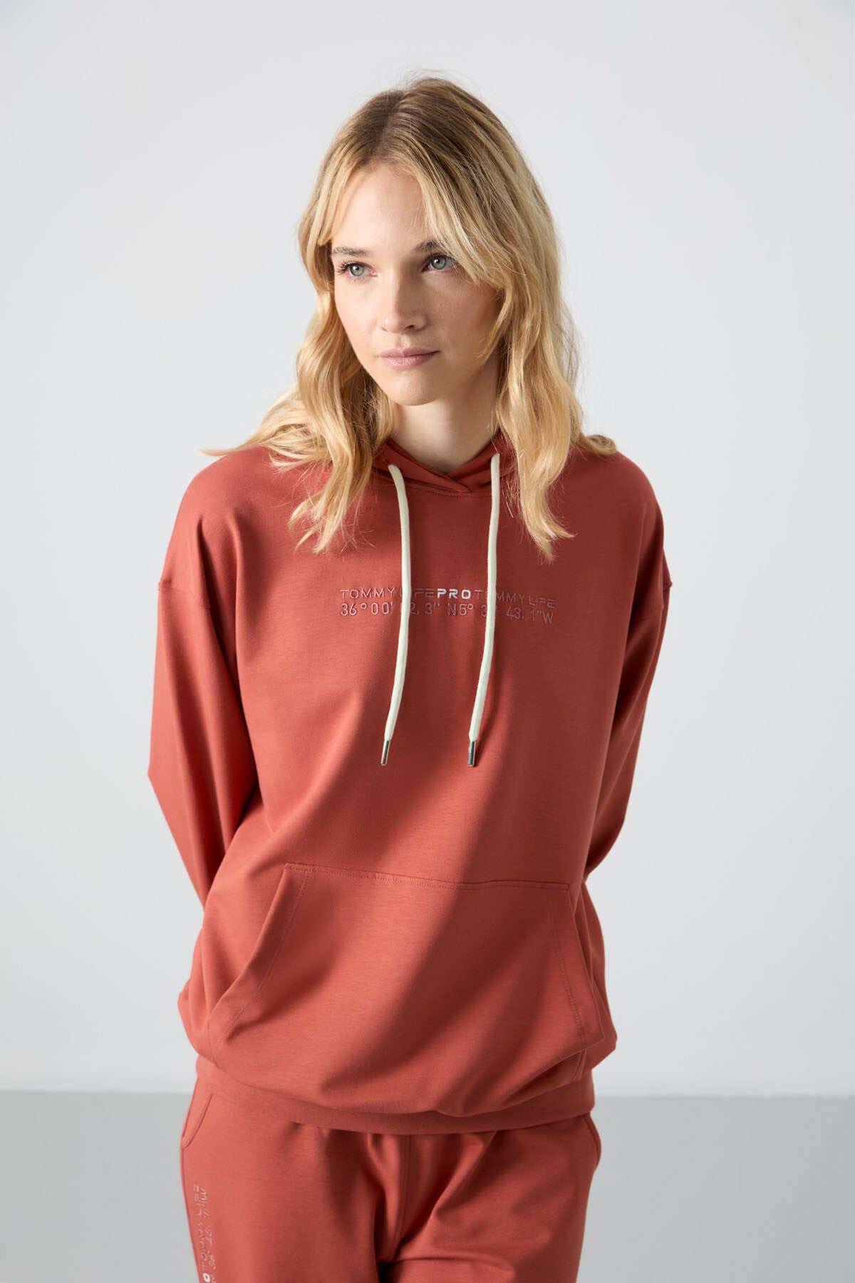 Cinnamon Hooded Kangaroo Pocket Oversize Elastic Cuff Women's Tracksuit Set - 95288