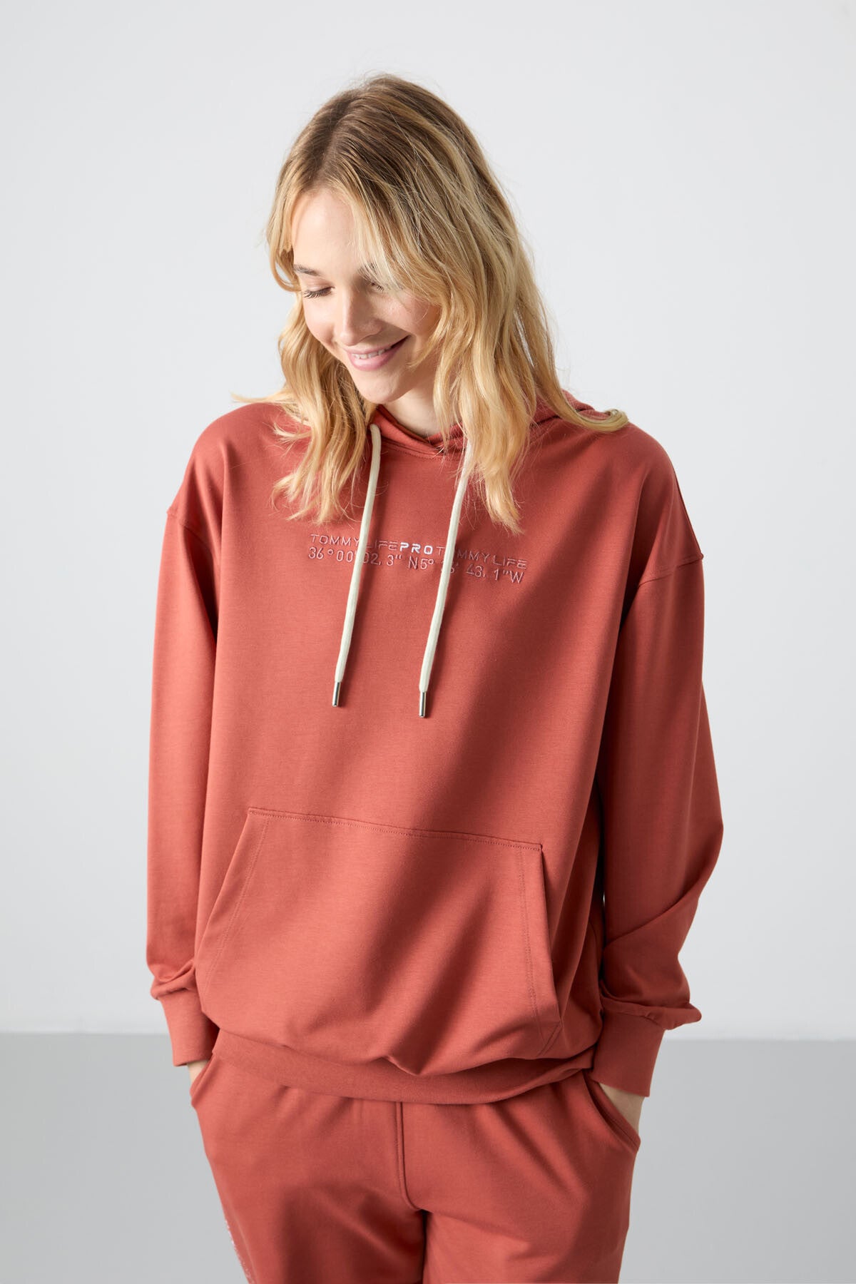 Cinnamon Hooded Kangaroo Pocket Oversize Elastic Cuff Women's Tracksuit Set - 95288