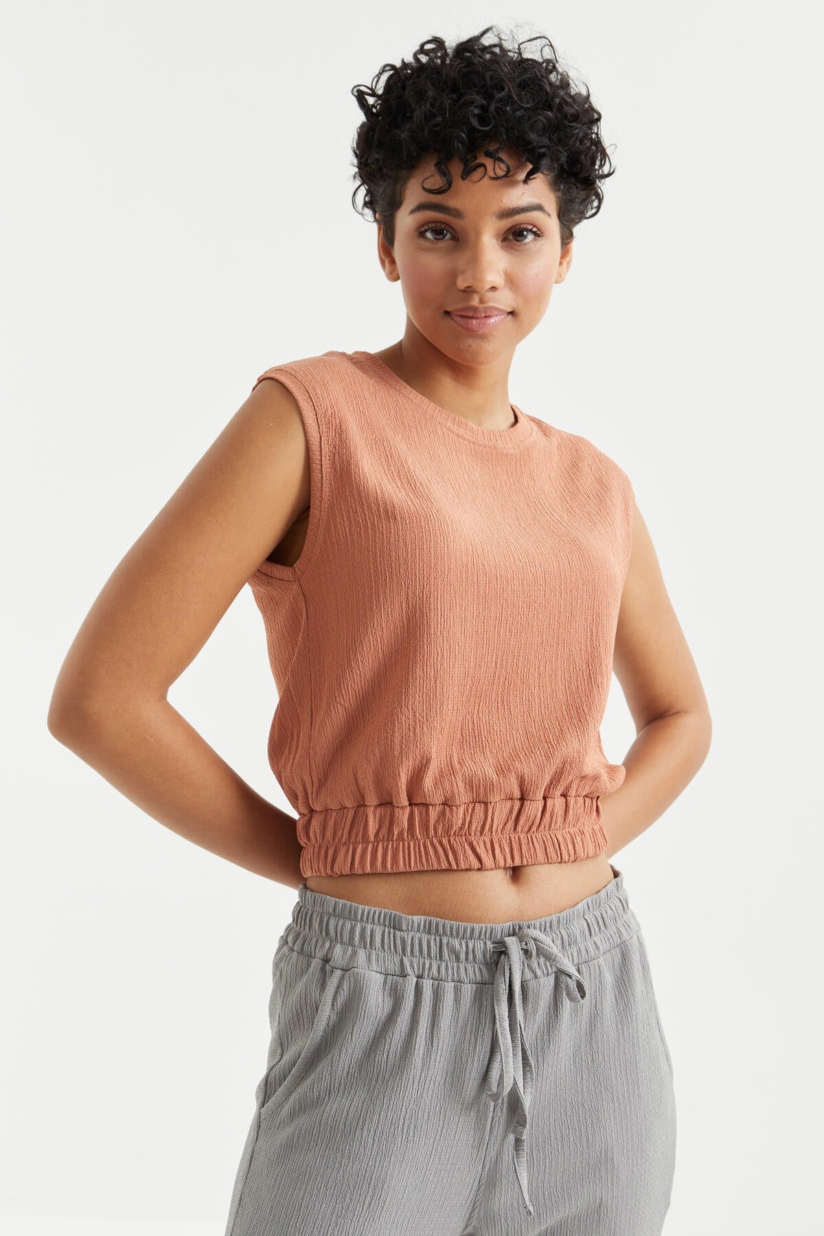 Cinnamon O Collar Sleeveless Stretchy Waist Crinkle Fabric Women's Crop Top T-Shirt - 97226