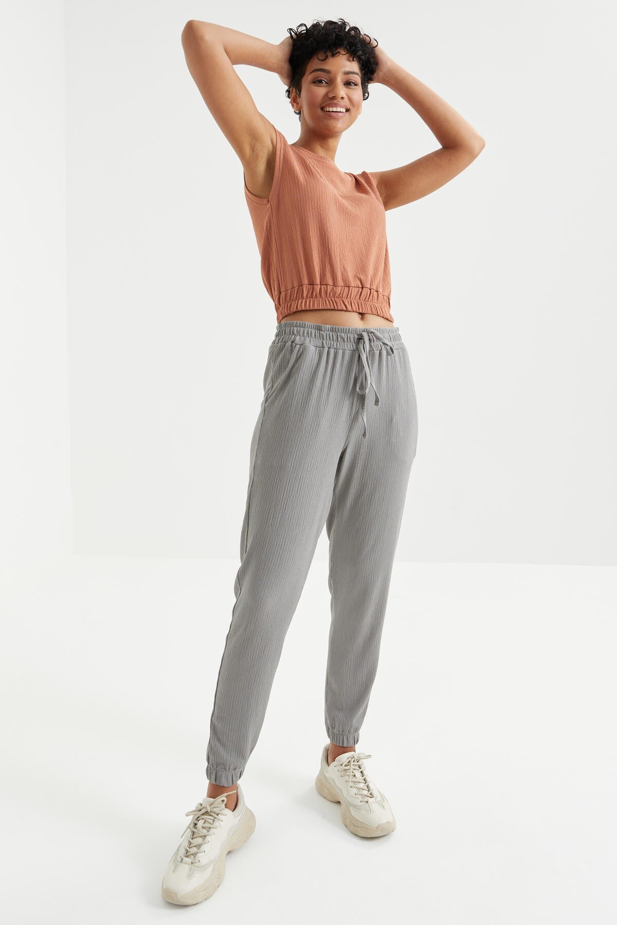 Cinnamon O Collar Sleeveless Stretchy Waist Crinkle Fabric Women's Crop Top T-Shirt - 97226