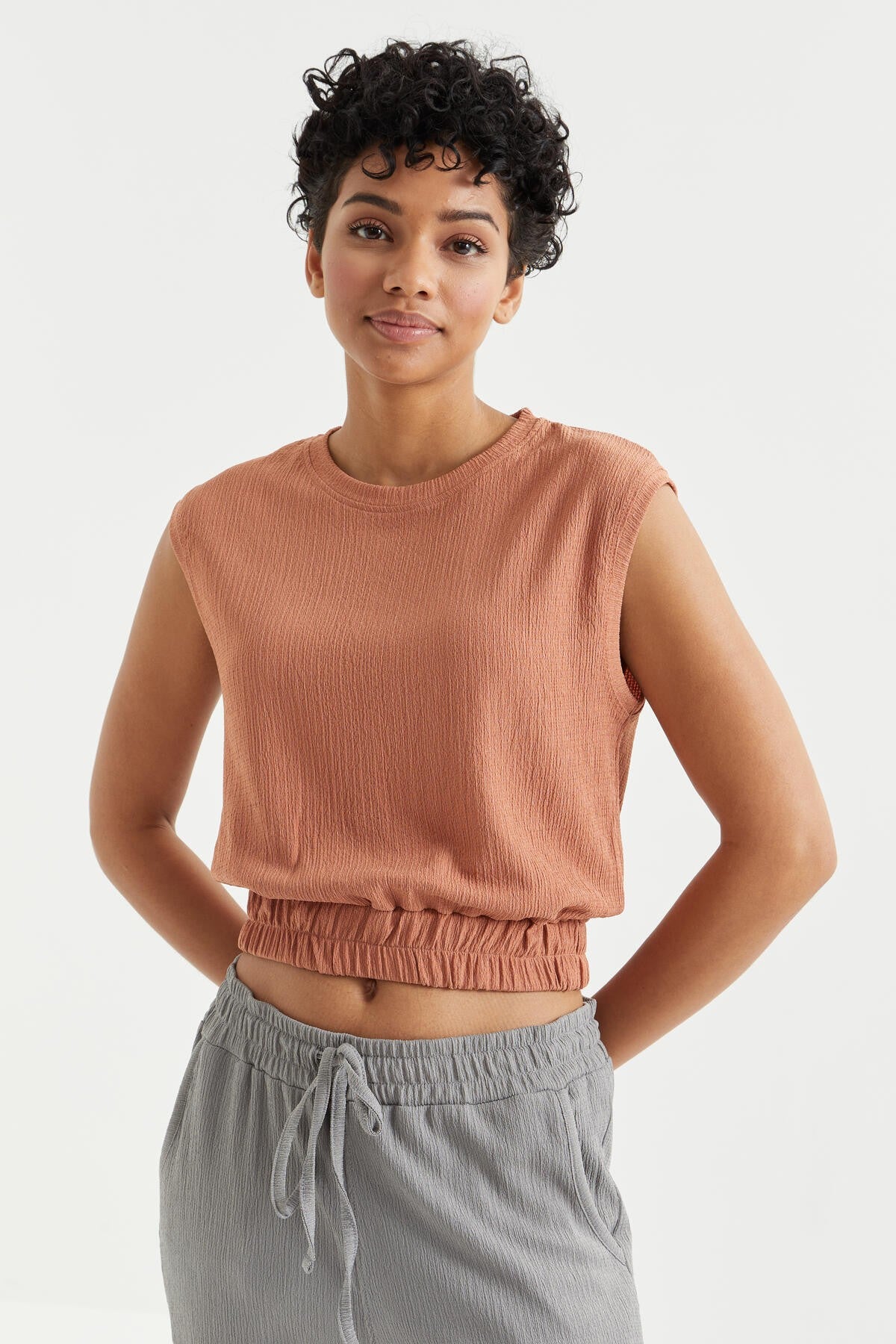 Cinnamon O Collar Sleeveless Stretchy Waist Crinkle Fabric Women's Crop Top T-Shirt - 97226