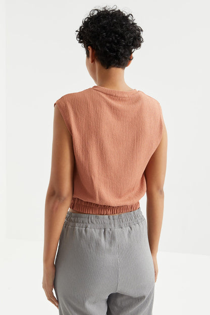Cinnamon O Collar Sleeveless Stretchy Waist Crinkle Fabric Women's Crop Top T-Shirt - 97226