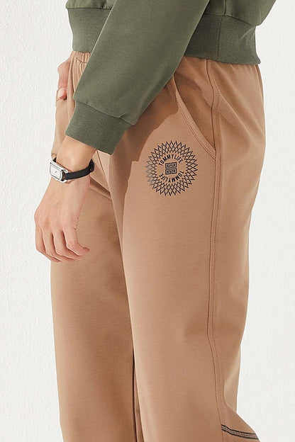 Women's Relaxed Fit Ribbed Cuff Tracksuit Bottom with Earth Tone Line Print - 94585