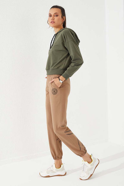 Women's Relaxed Fit Ribbed Cuff Tracksuit Bottom with Earth Tone Line Print - 94585