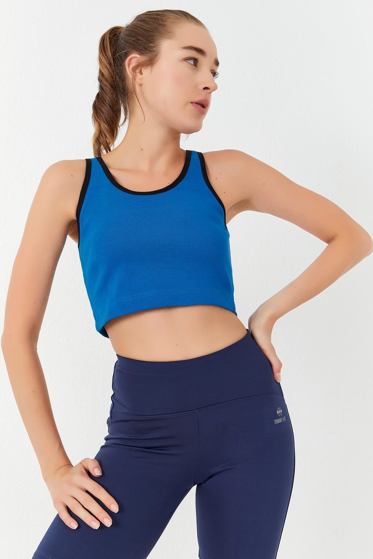 Turquoise Basic Zero Sleeve Narrow Fit U Neck Women's Crop Top Singlet - 97162