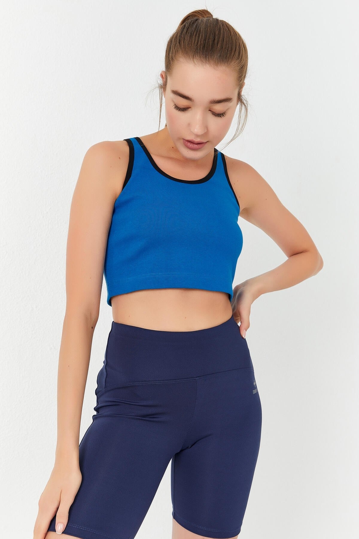 Turquoise Basic Zero Sleeve Narrow Fit U Neck Women's Crop Top Singlet - 97162