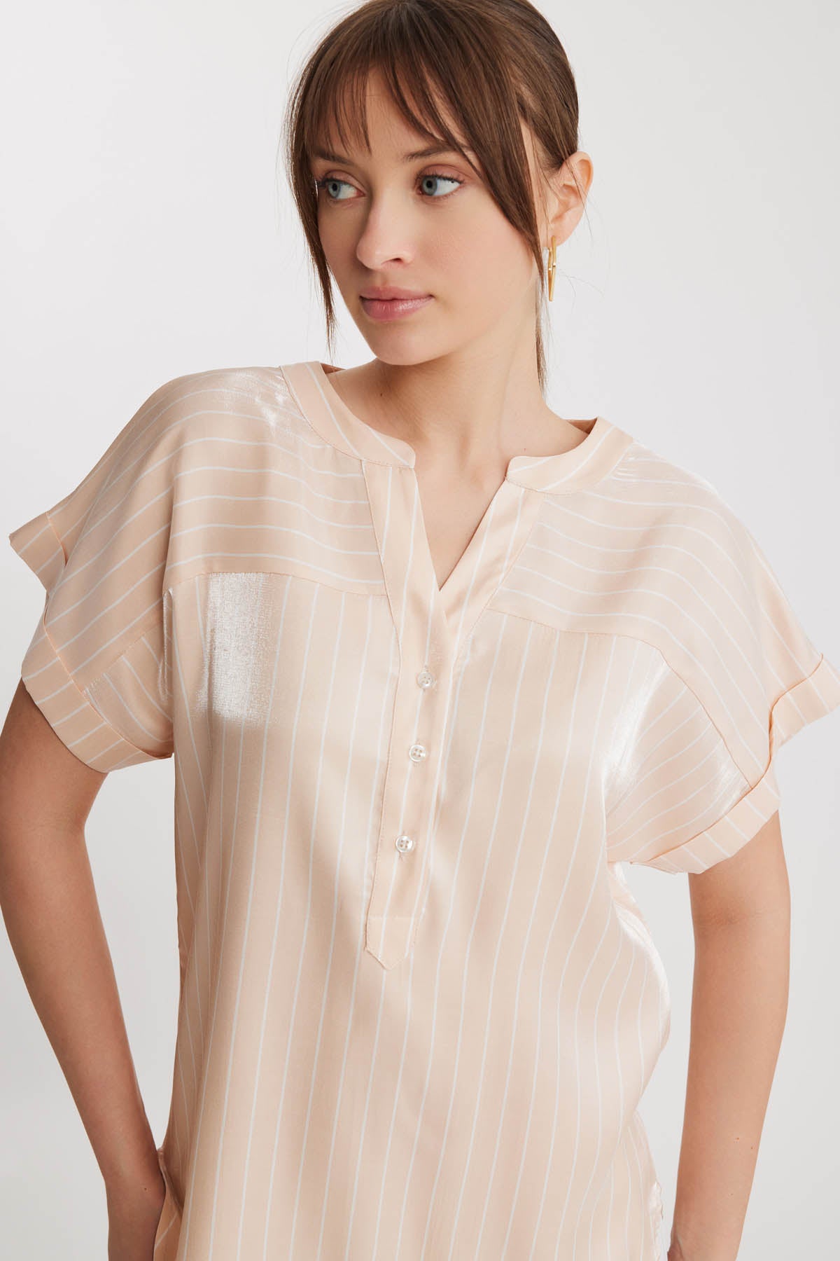 BLOUSE WITH LOW SHOULDER BUTTON AND GLOSSY SATIN LINE