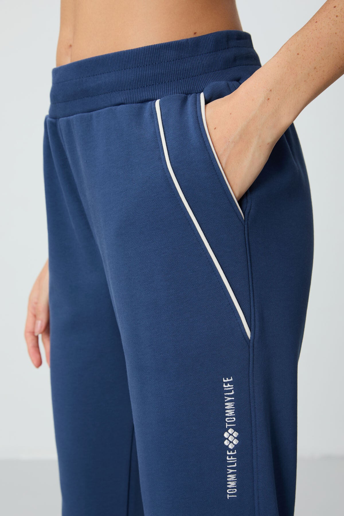 Parliament Compact Cotton Thick Smooth Textured Standard Fit Women's Tracksuit Bottom - 94660