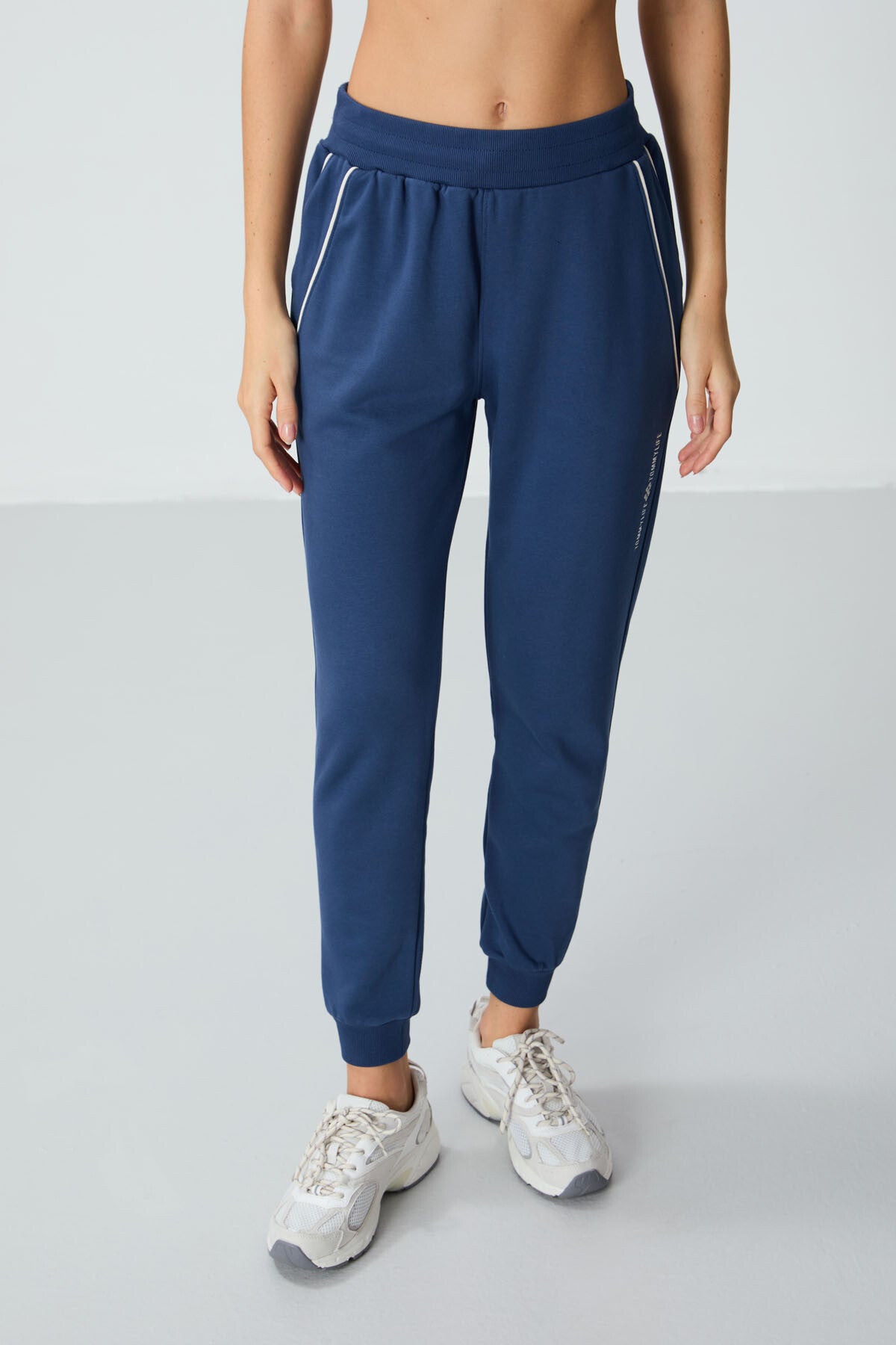Parliament Compact Cotton Thick Smooth Textured Standard Fit Women's Tracksuit Bottom - 94660