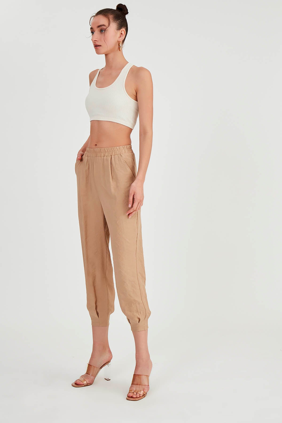 CROP TROUSERS WITH  PLEATED-BACK COVER POCKET