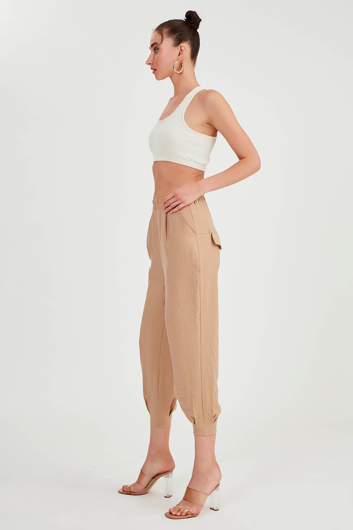 CROP TROUSERS WITH  PLEATED-BACK COVER POCKET