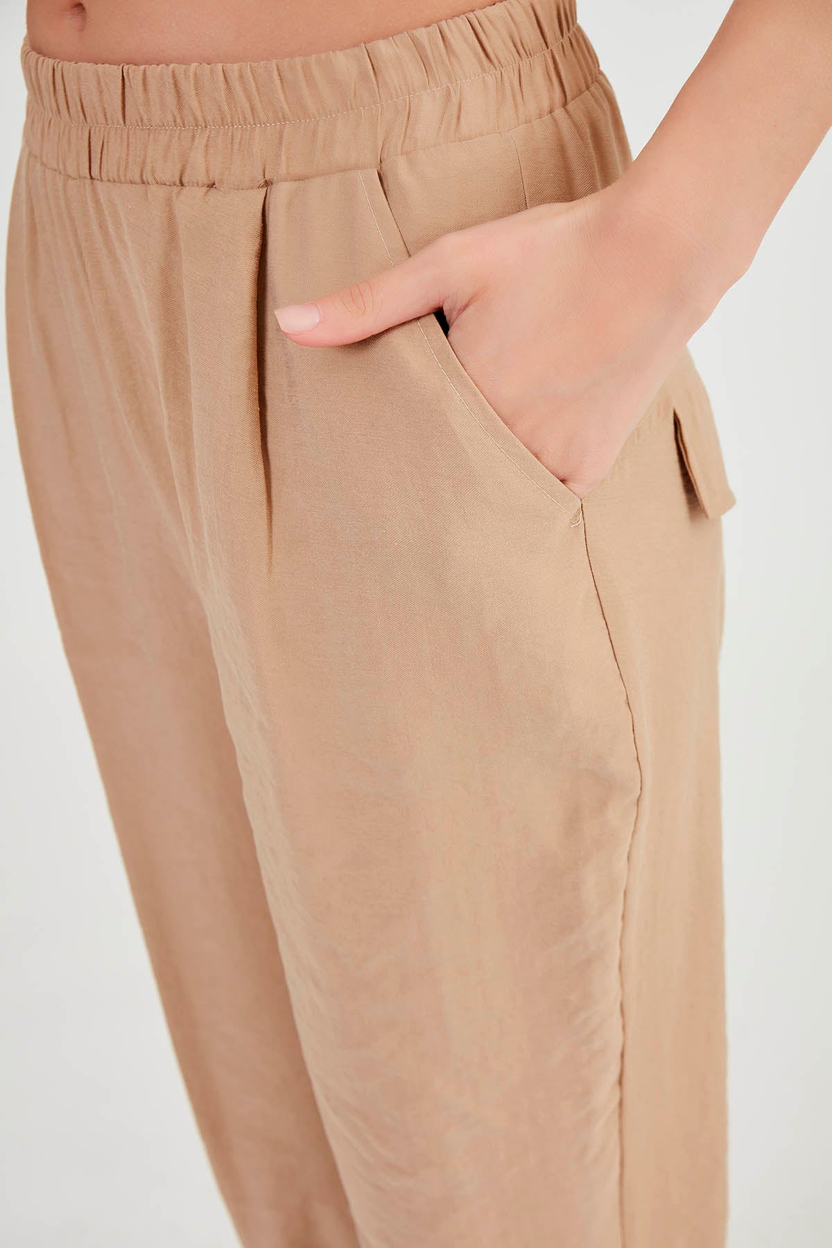 CROP TROUSERS WITH  PLEATED-BACK COVER POCKET
