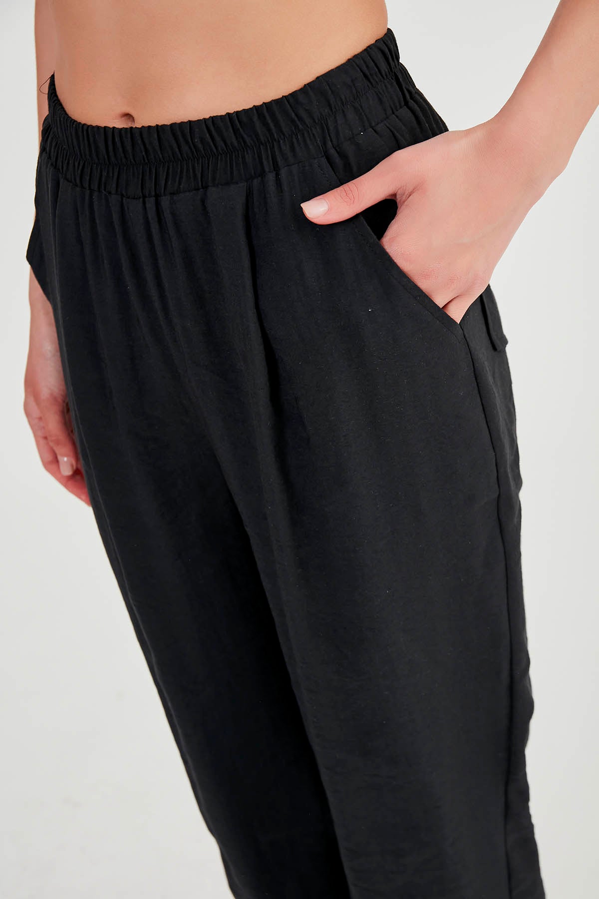 CROP TROUSERS WITH  PLEATED-BACK COVER POCKET