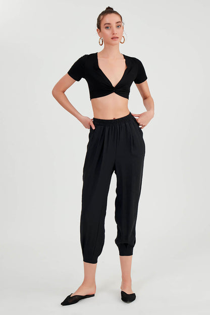 CROP TROUSERS WITH  PLEATED-BACK COVER POCKET