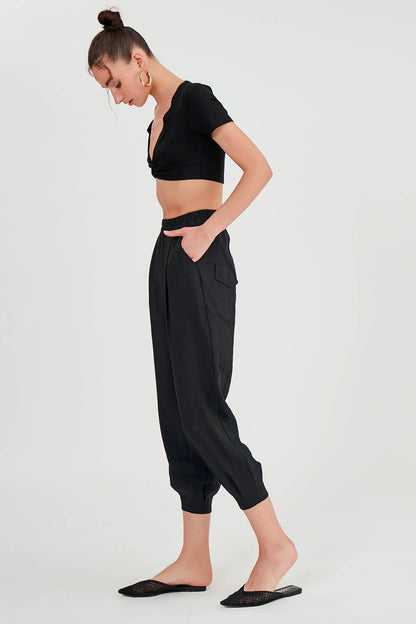 CROP TROUSERS WITH  PLEATED-BACK COVER POCKET