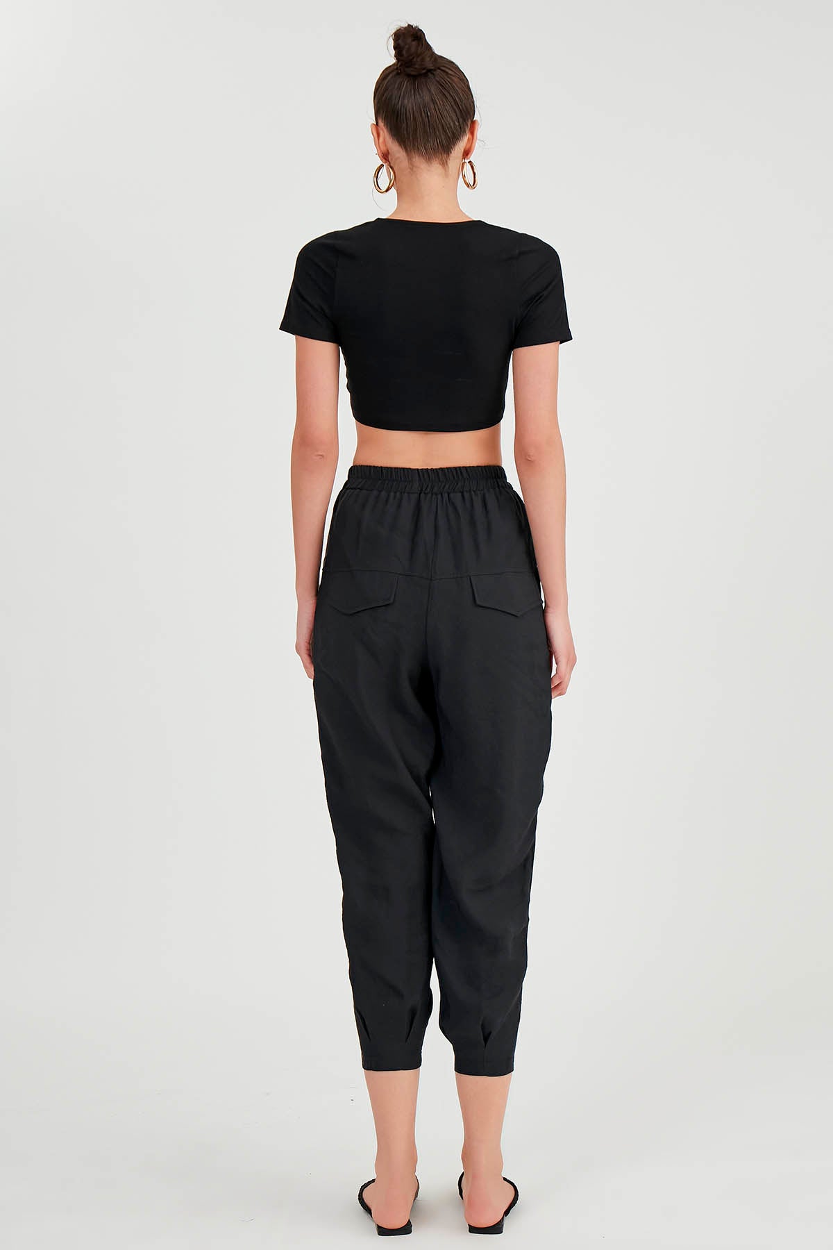 CROP TROUSERS WITH  PLEATED-BACK COVER POCKET