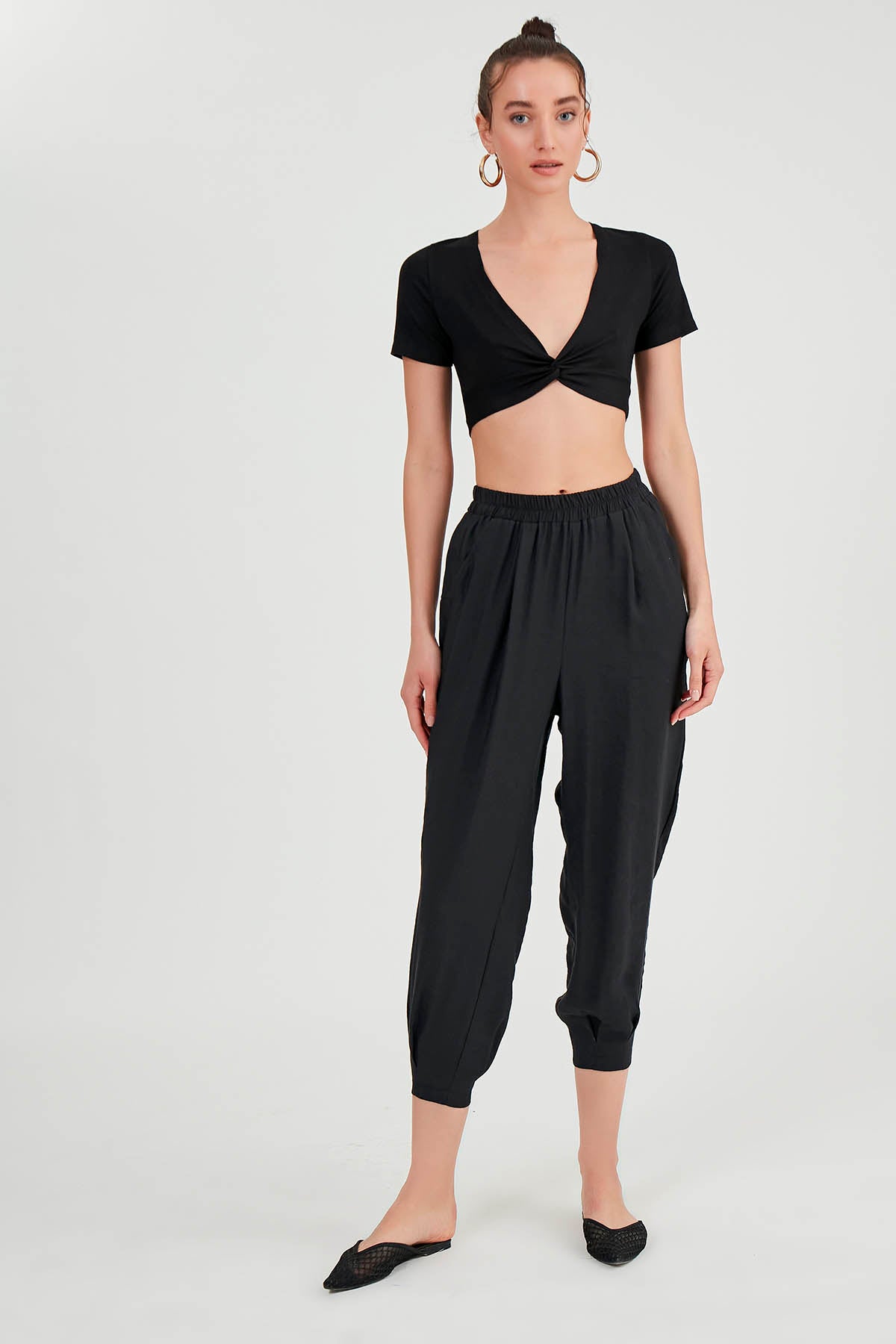 CROP TROUSERS WITH  PLEATED-BACK COVER POCKET