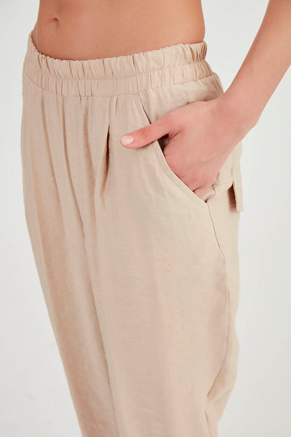 CROP TROUSERS WITH  PLEATED-BACK COVER POCKET