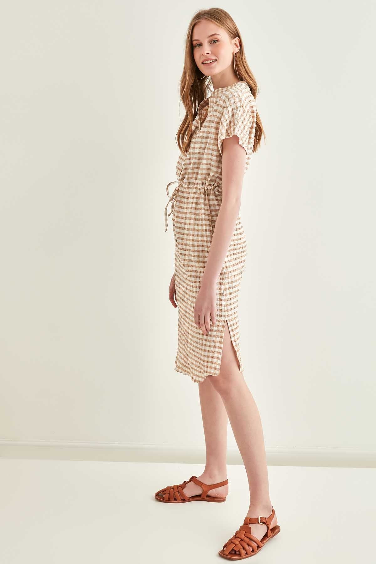 CHECKERED PATTERNED BELT-BENT LOW SLEEVE DRESS