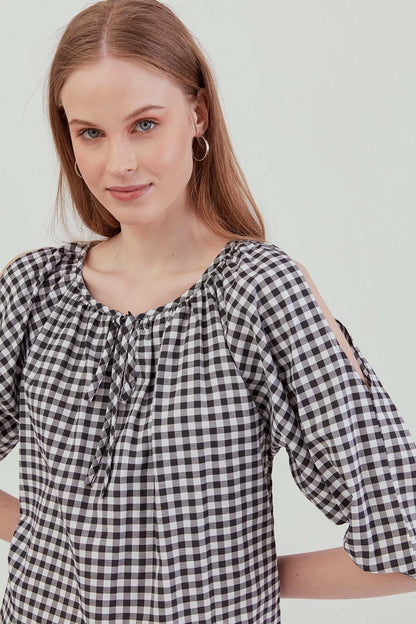 CHECKERED SLIT SHOULDER BLOUSE