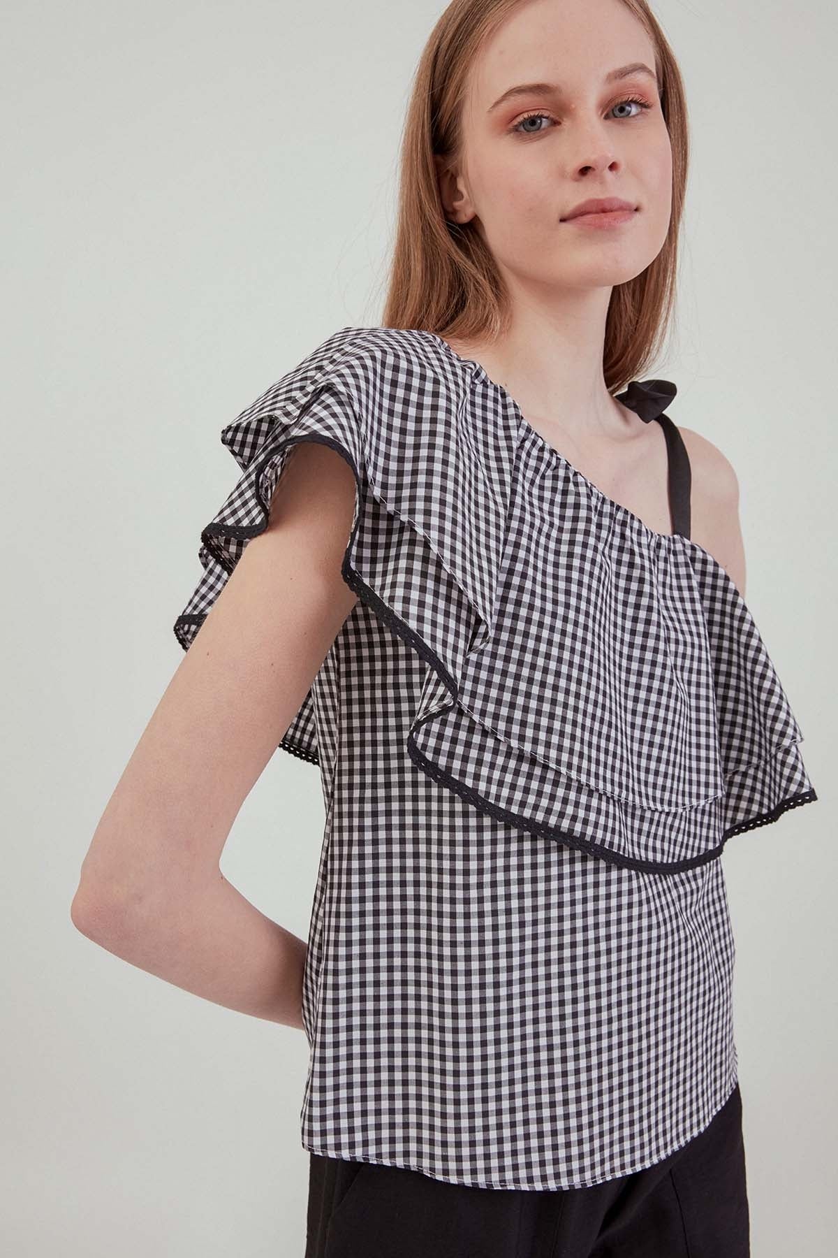 CHECKERED SINGLE SHOULDER BLOUSE