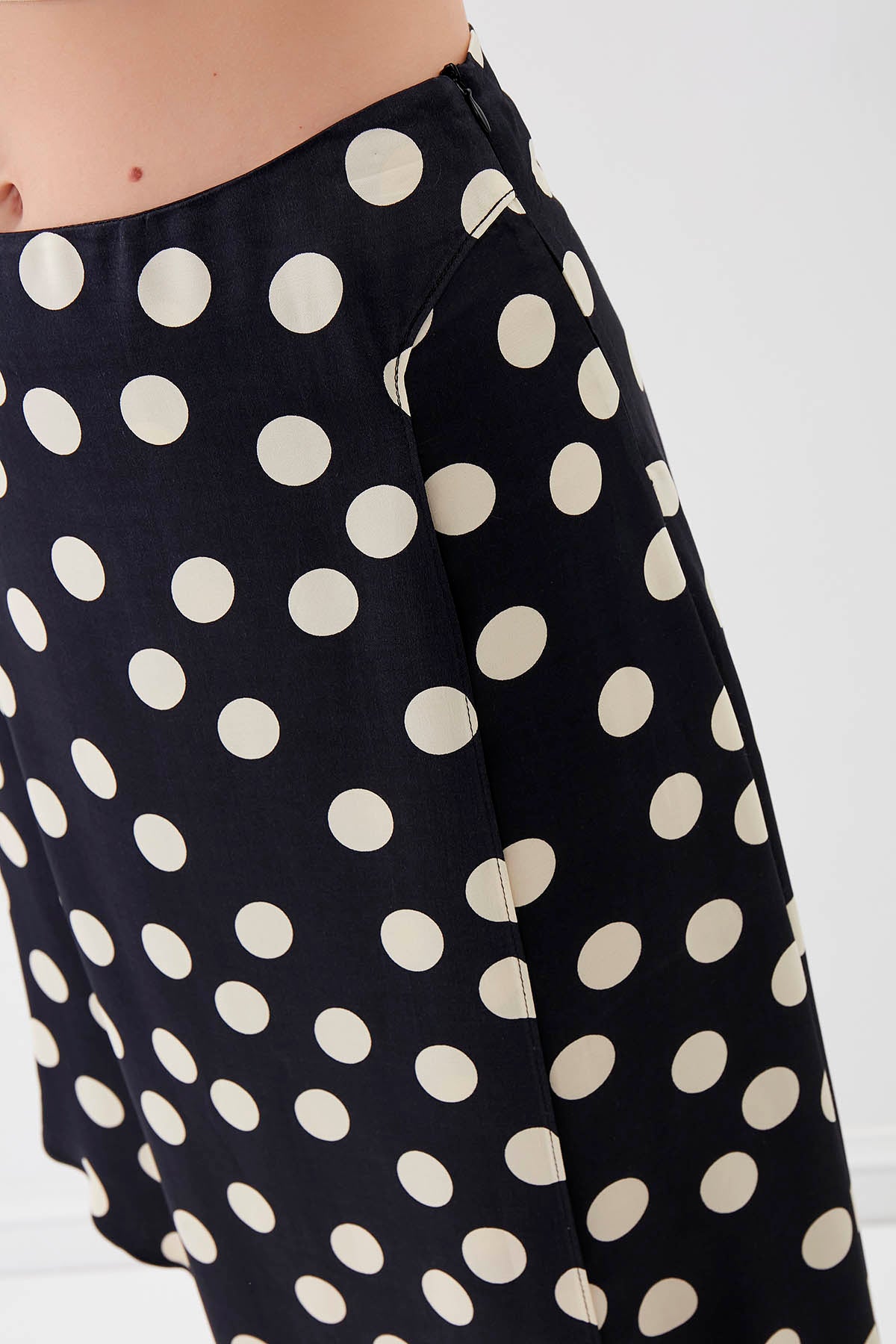 DOT PATTERN SATIN SKIRT
