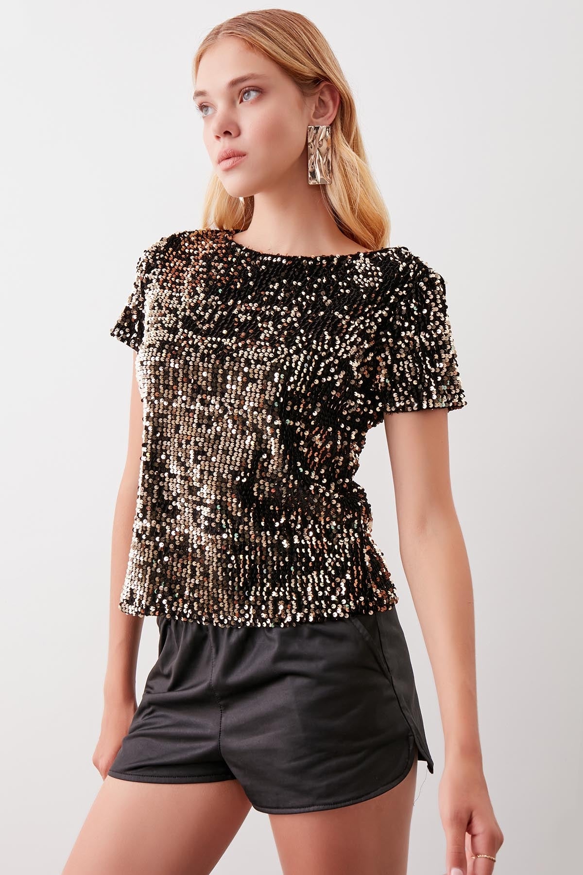 STAMP SEQUINED SHORT SLEEVE BLOUSE