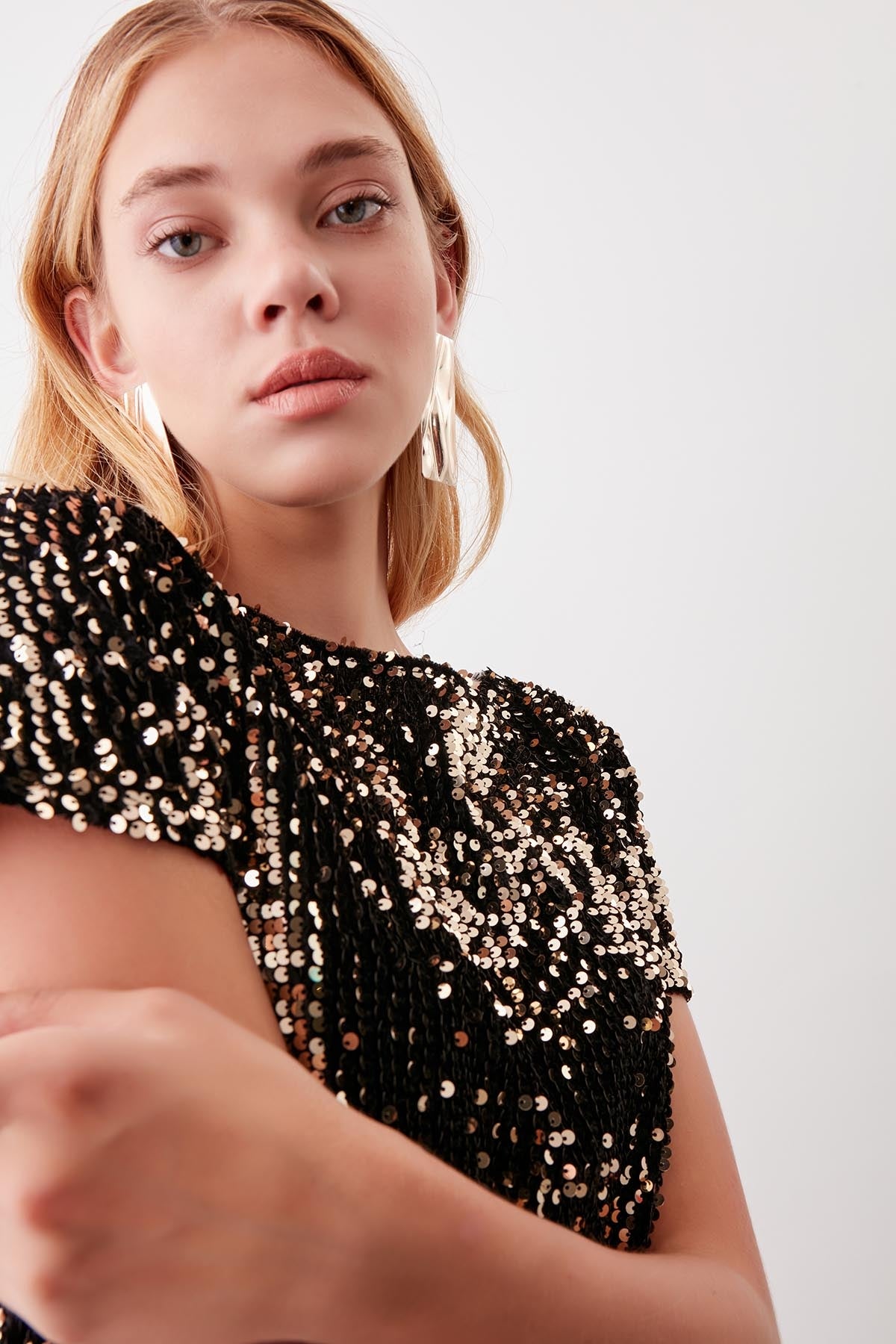 STAMP SEQUINED SHORT SLEEVE BLOUSE