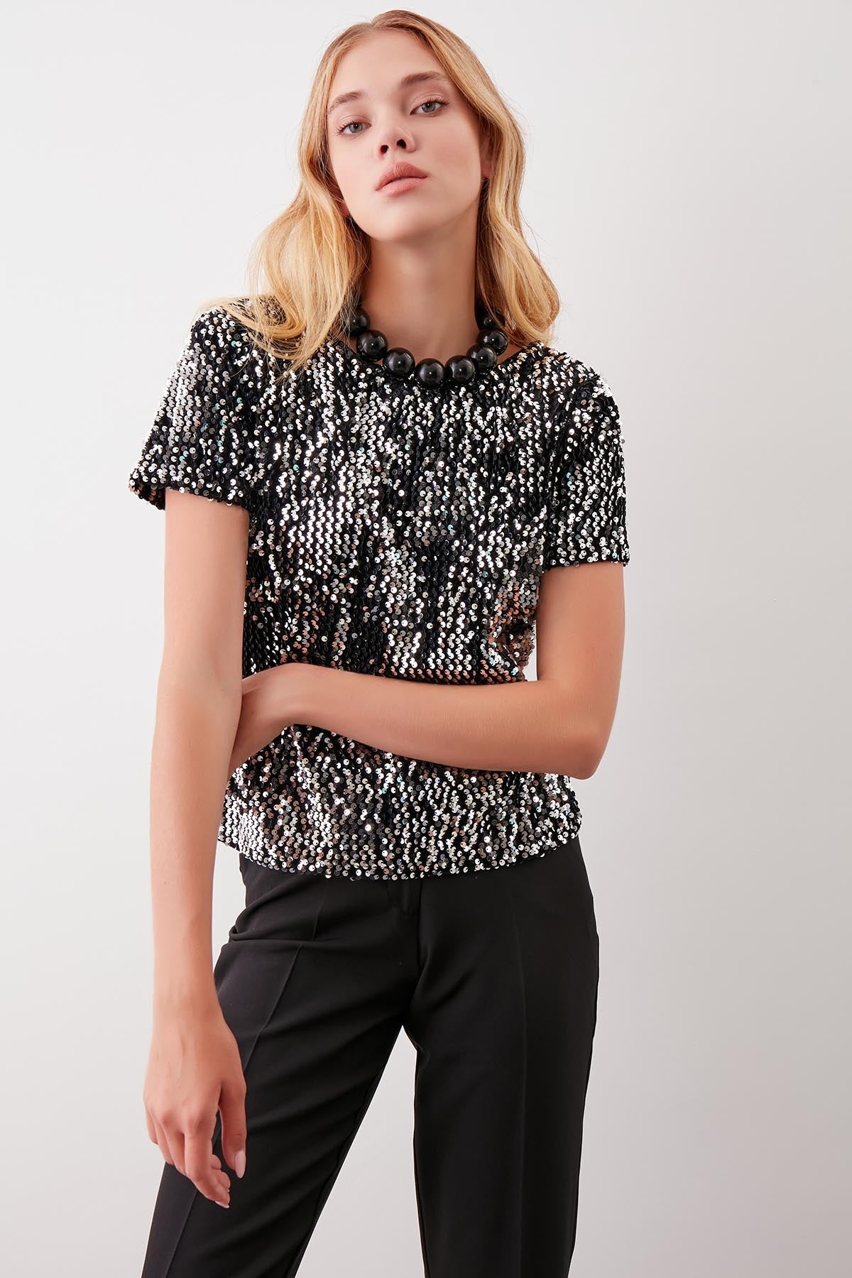 STAMP SEQUINED SHORT SLEEVE BLOUSE