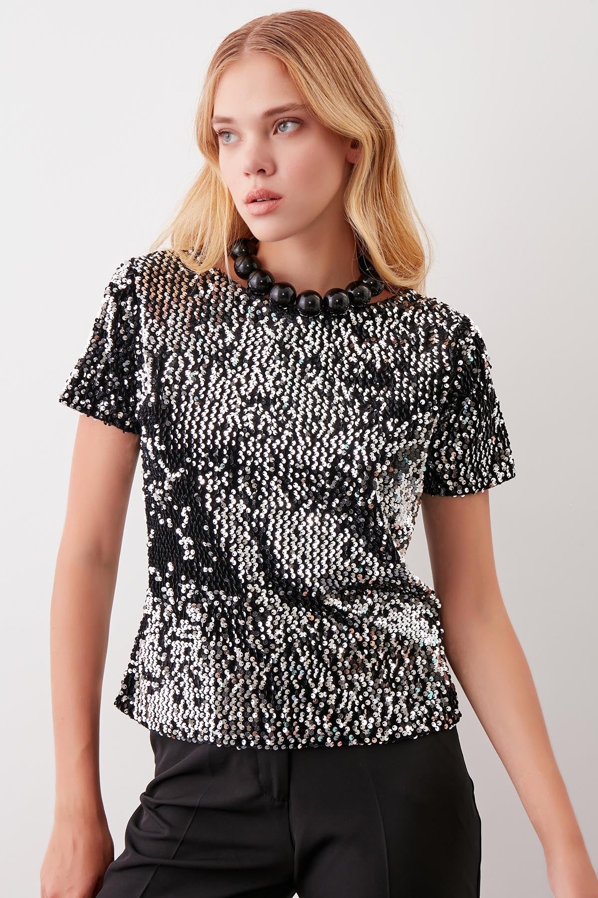 STAMP SEQUINED SHORT SLEEVE BLOUSE