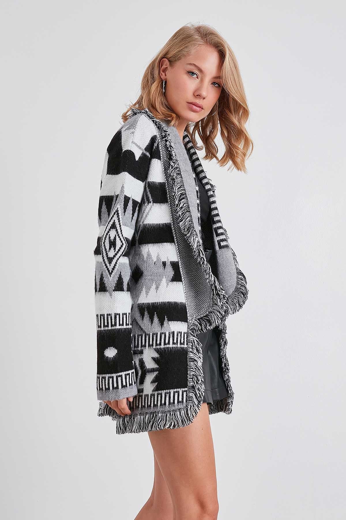 TASSEL PATTERN KNITTED CARDIGAN