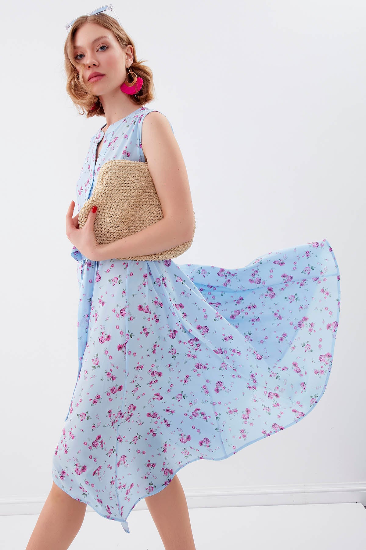 SLEEVELESS BELT-ATTACHED FLORAL DRESS