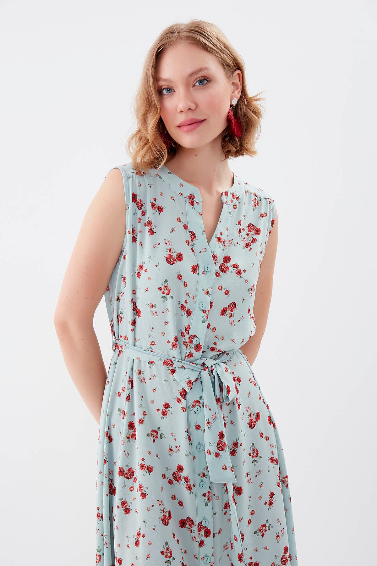 SLEEVELESS BELT-ATTACHED FLORAL DRESS