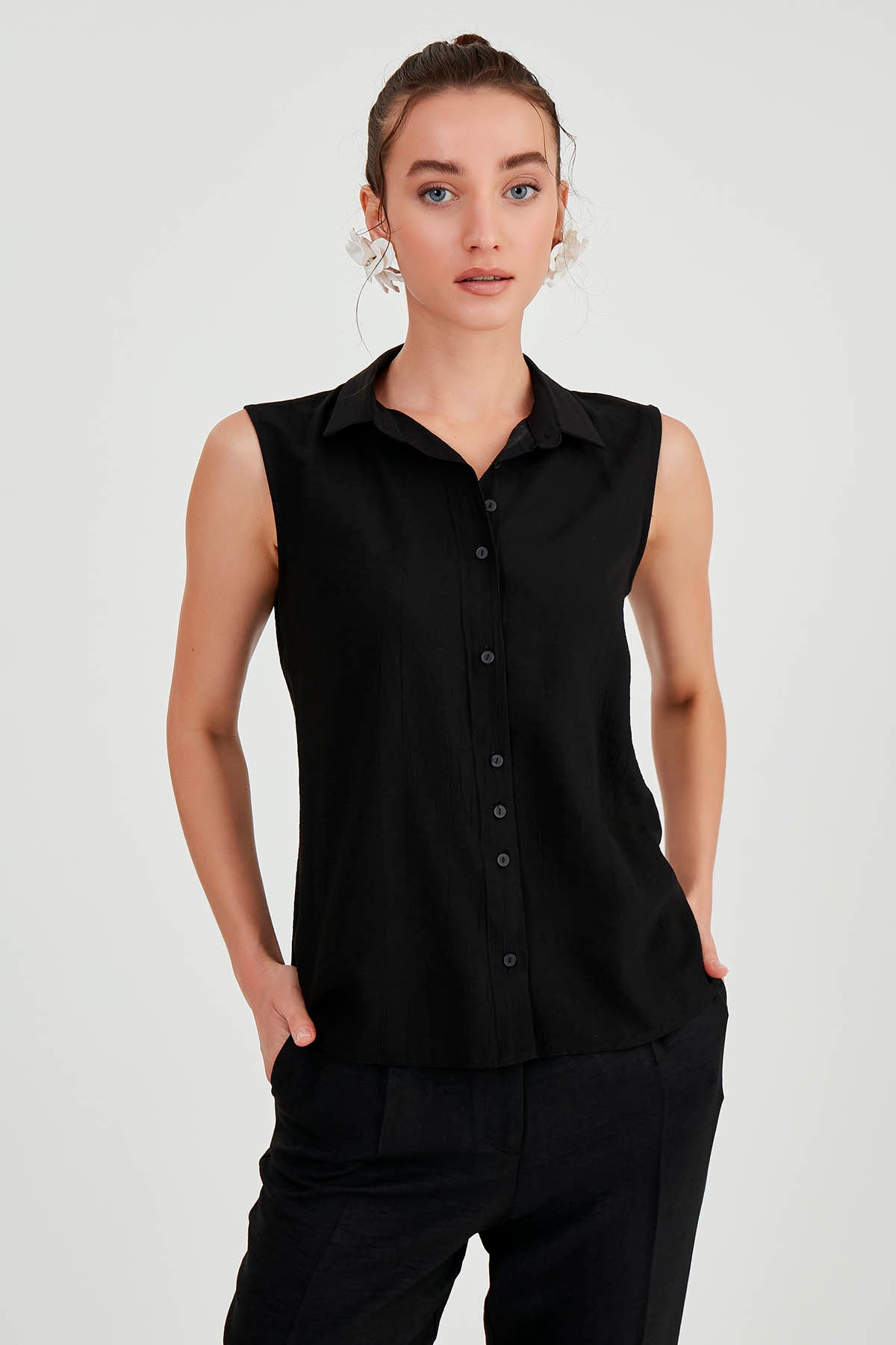 SLEEVELESS COLLAR FRONT BUTTON BLOUSE