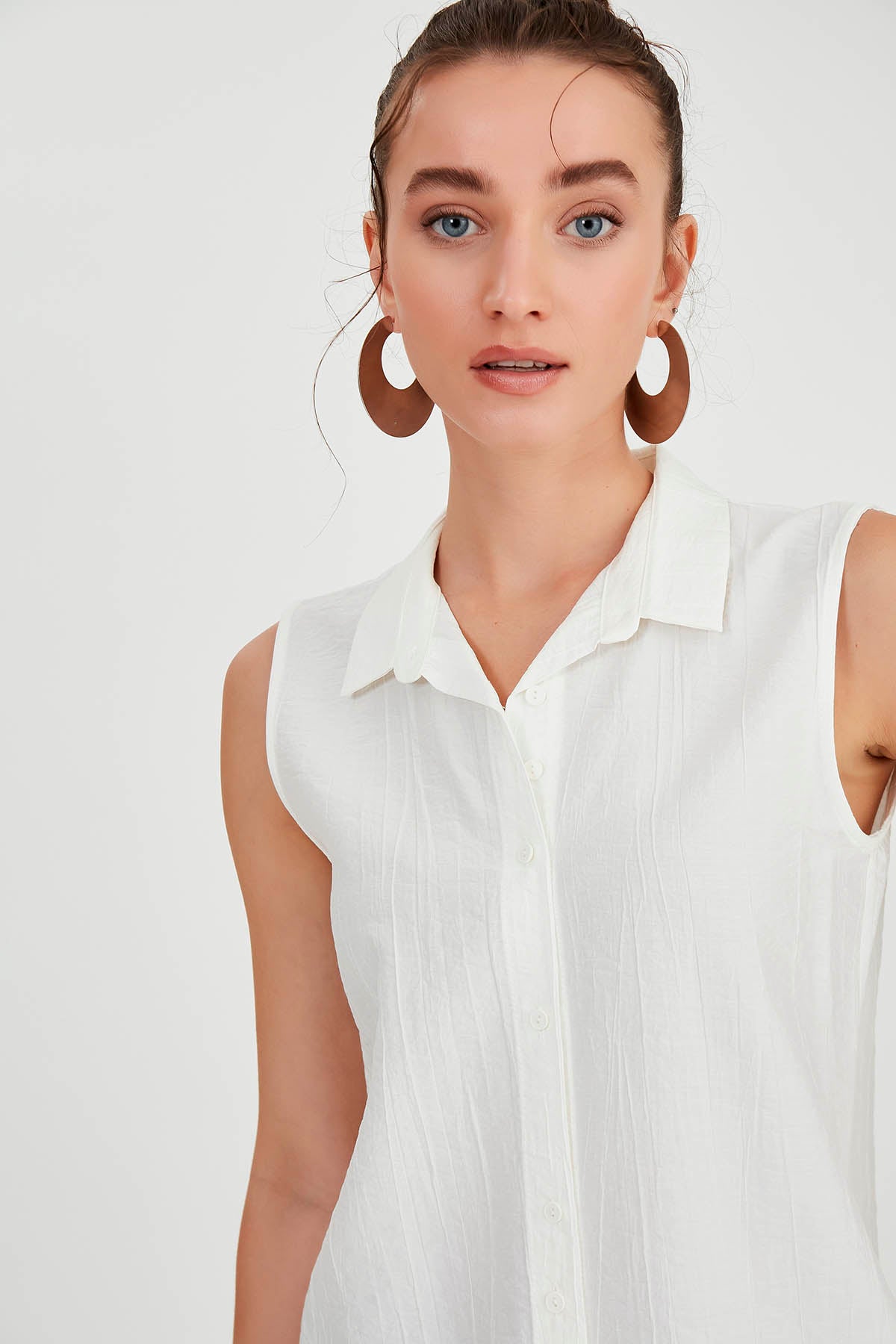 SLEEVELESS COLLAR FRONT BUTTON BLOUSE