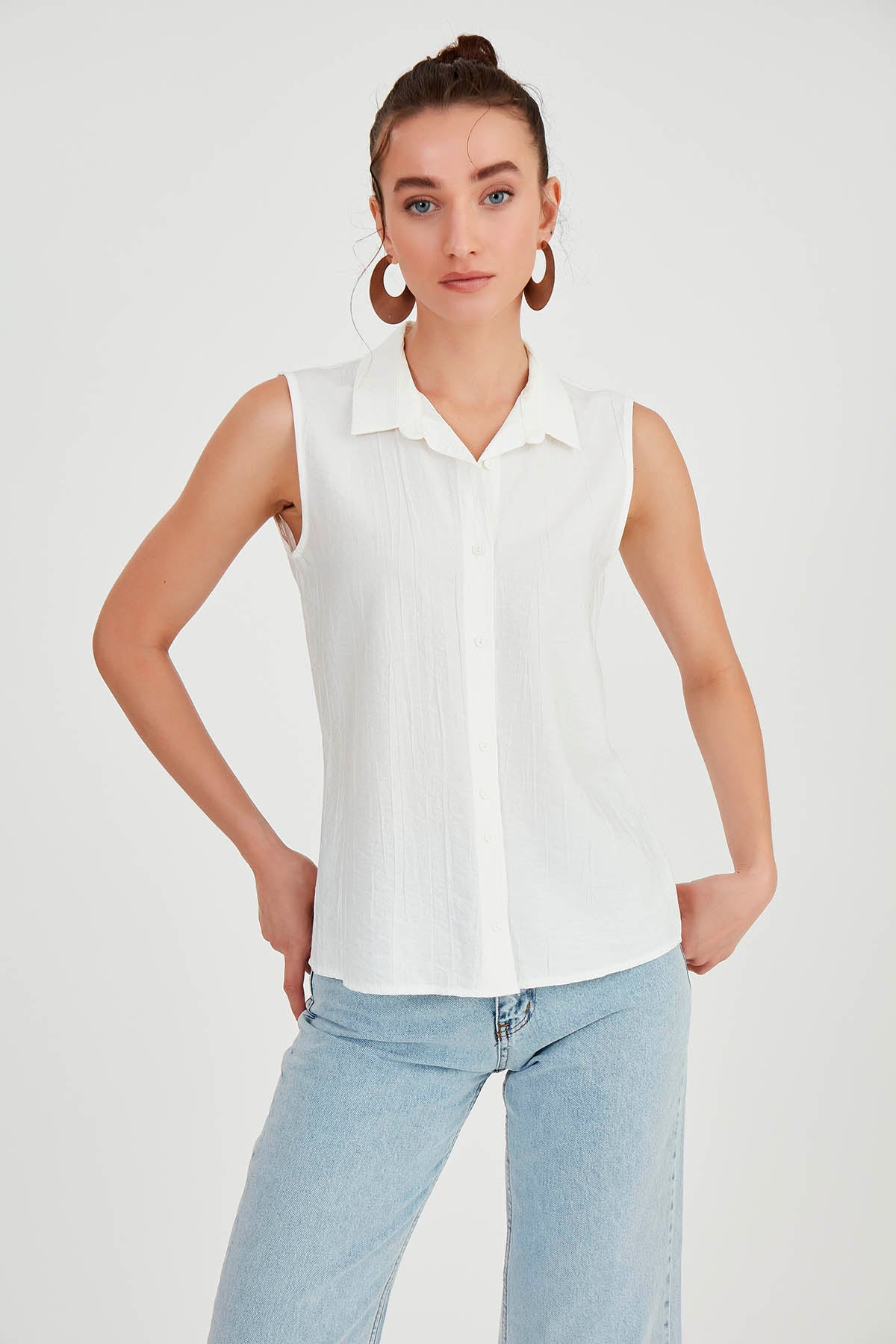 SLEEVELESS COLLAR FRONT BUTTON BLOUSE